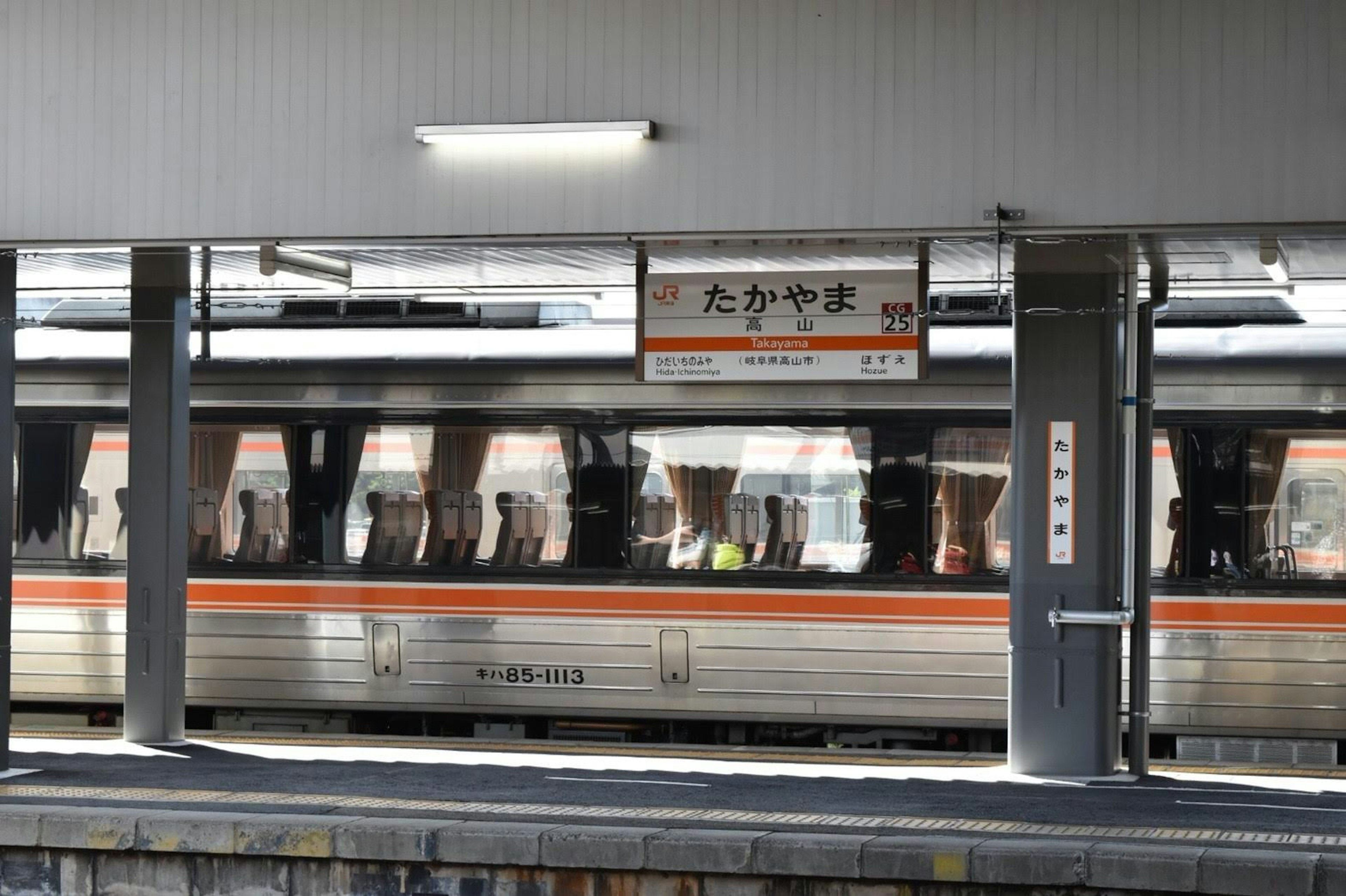 駅のプラットフォームでの電車の写真