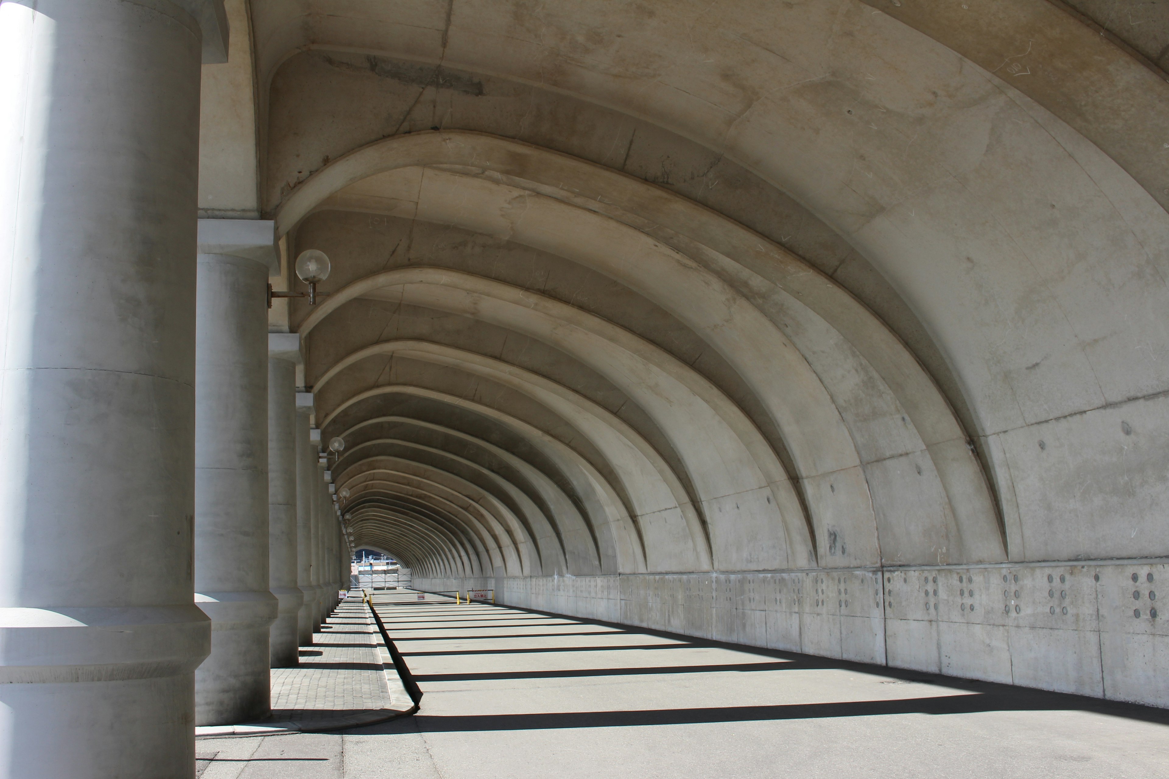 Longue promenade sous des arcs en béton