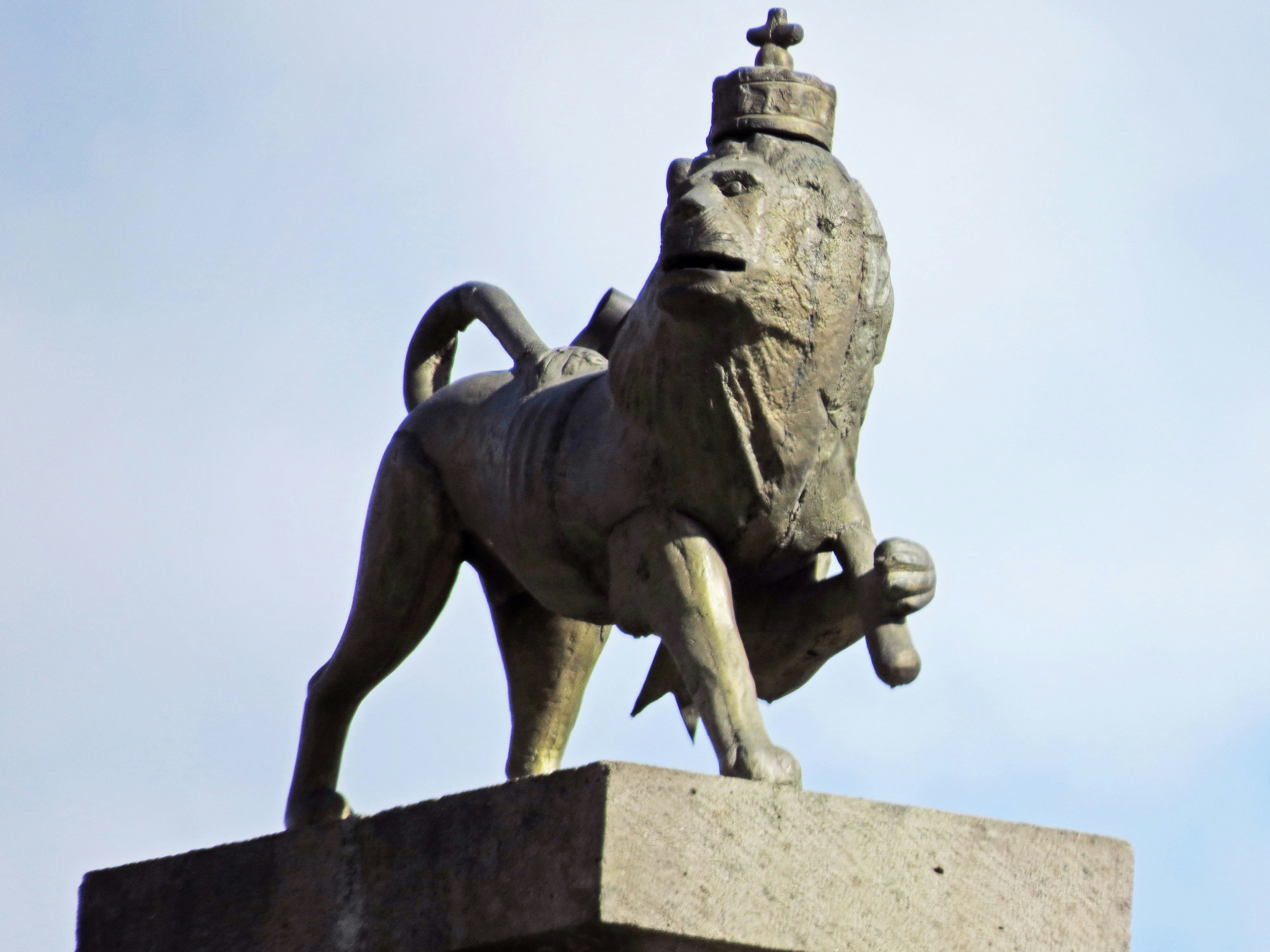 Une statue de lion portant une couronne se dresse majestueusement