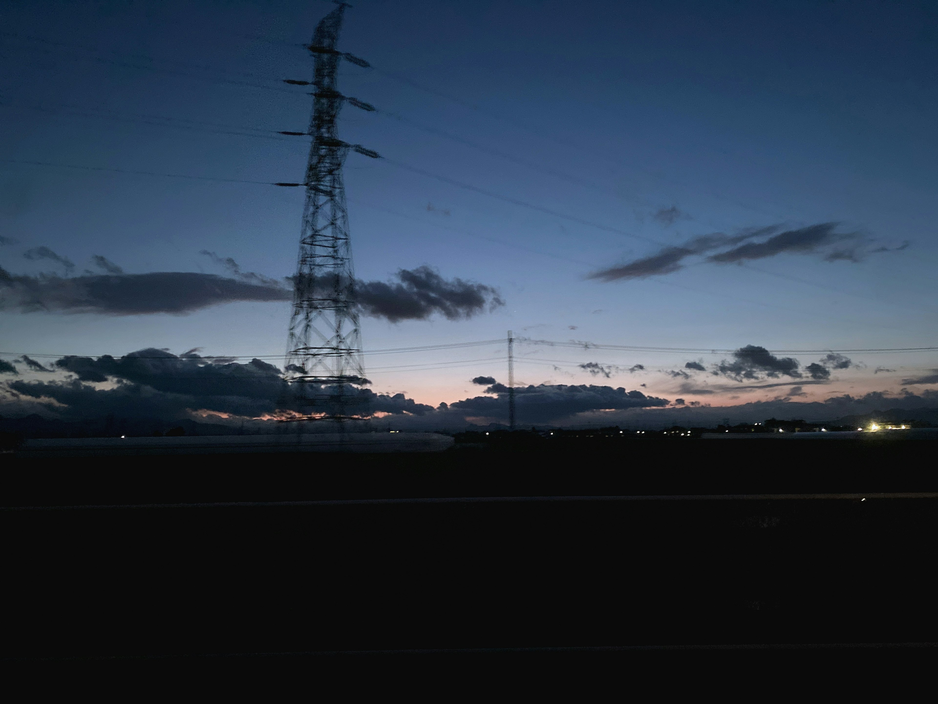 夕暮れ時の電柱と雲の風景