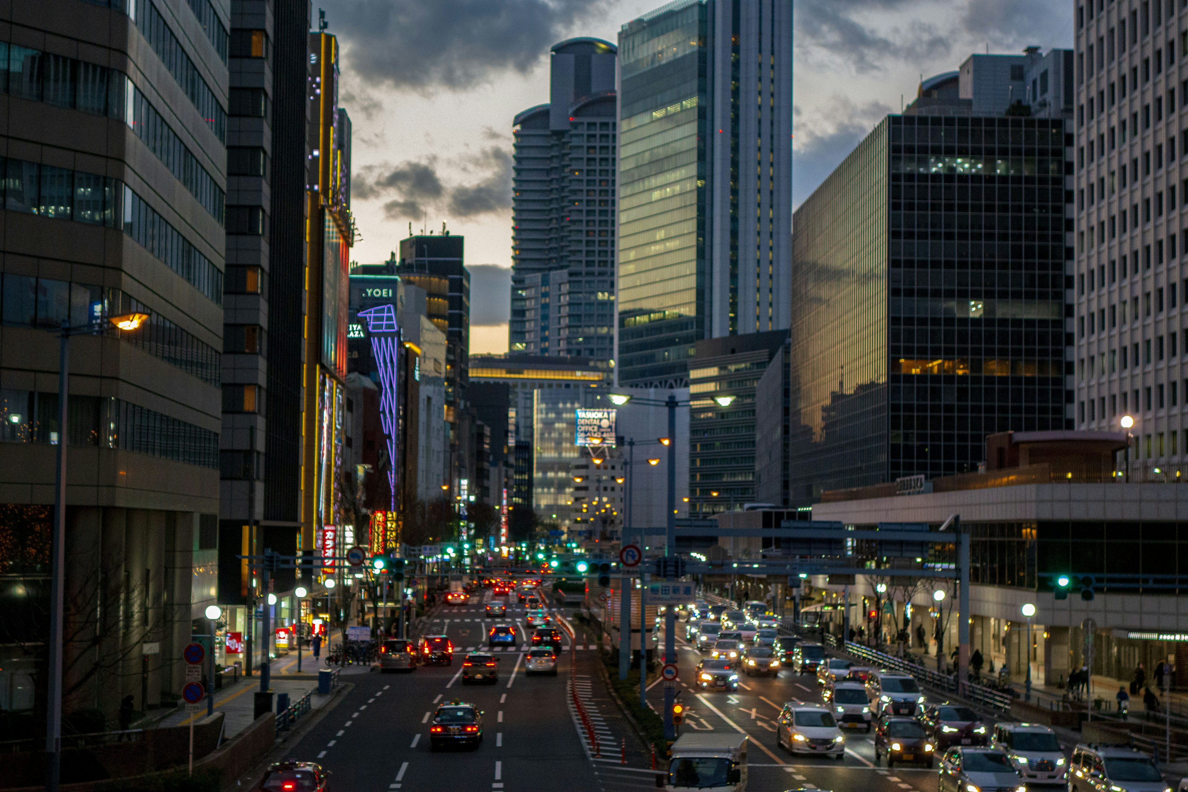 Scène urbaine nocturne avec des gratte-ciel et du trafic