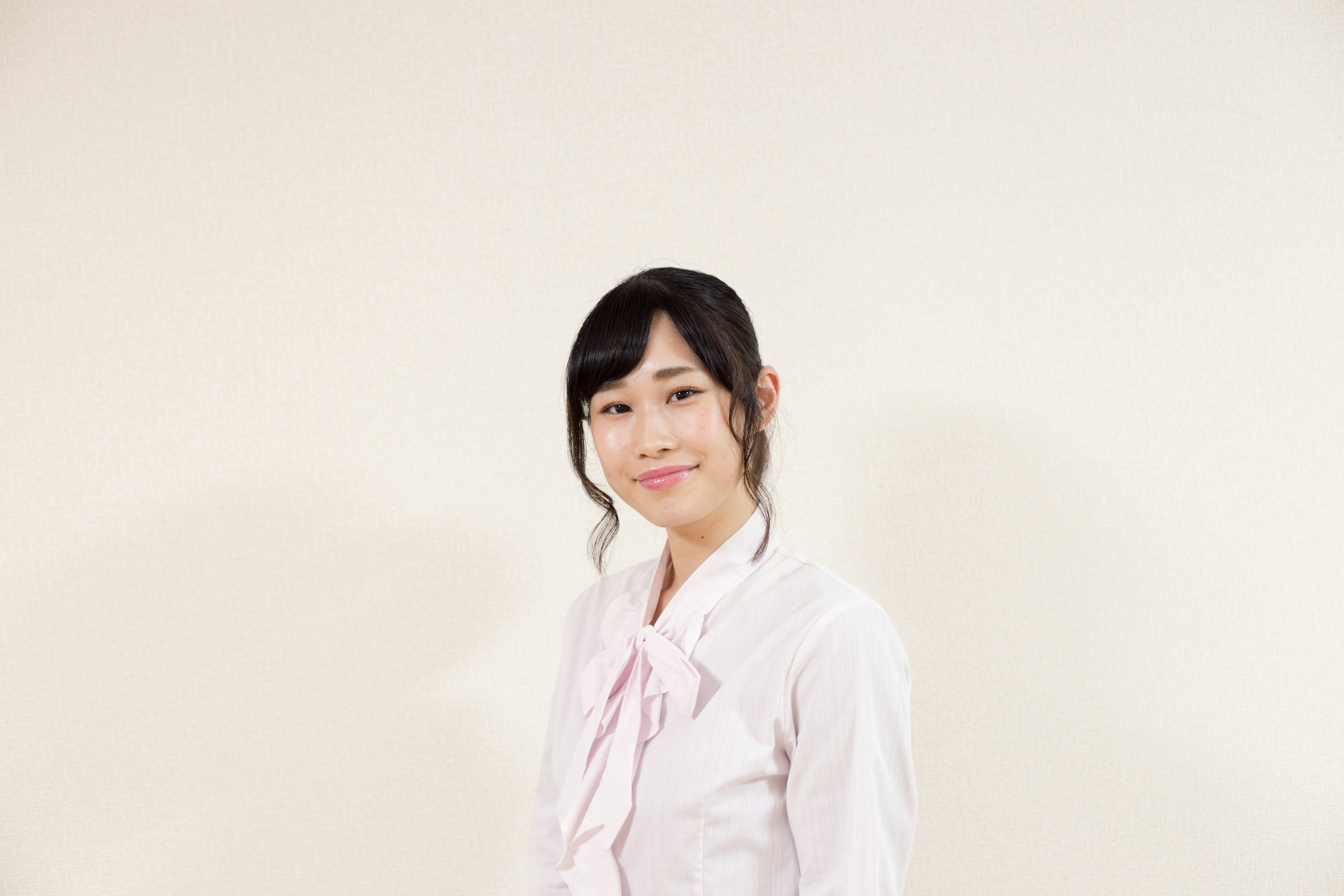 Une femme souriante en blouse blanche