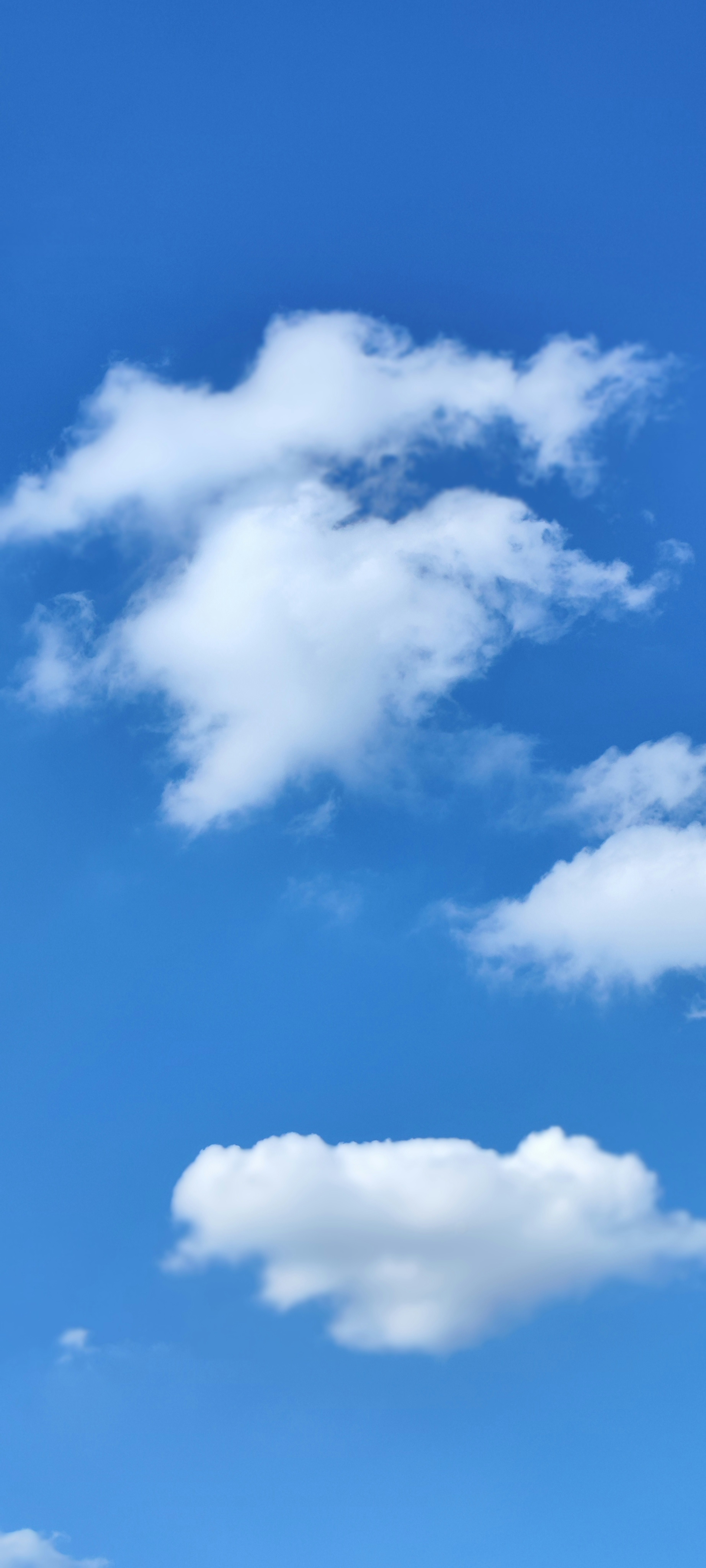 Vista semplice di nuvole bianche che galleggiano in un cielo blu