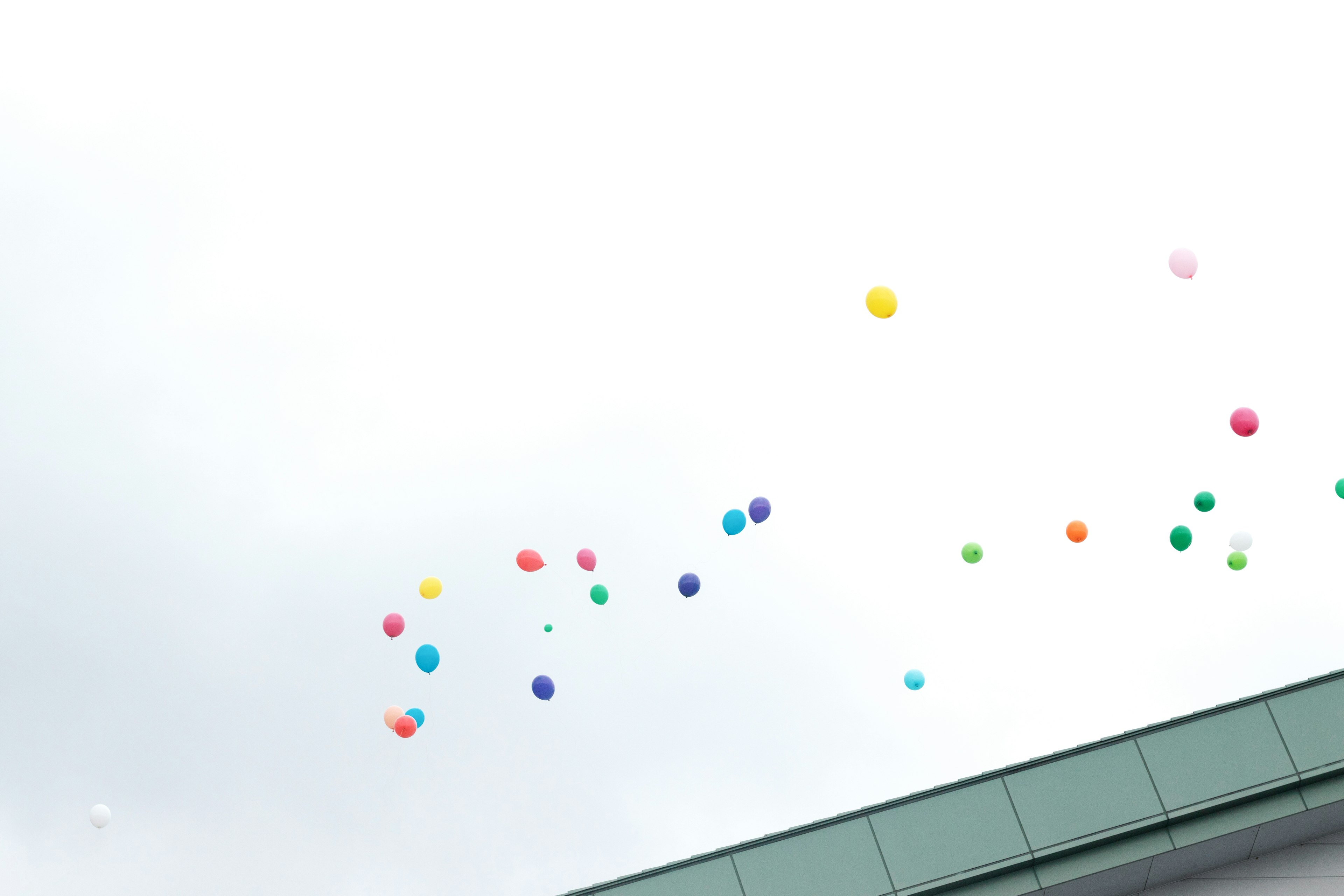 Globos de colores flotando en el cielo