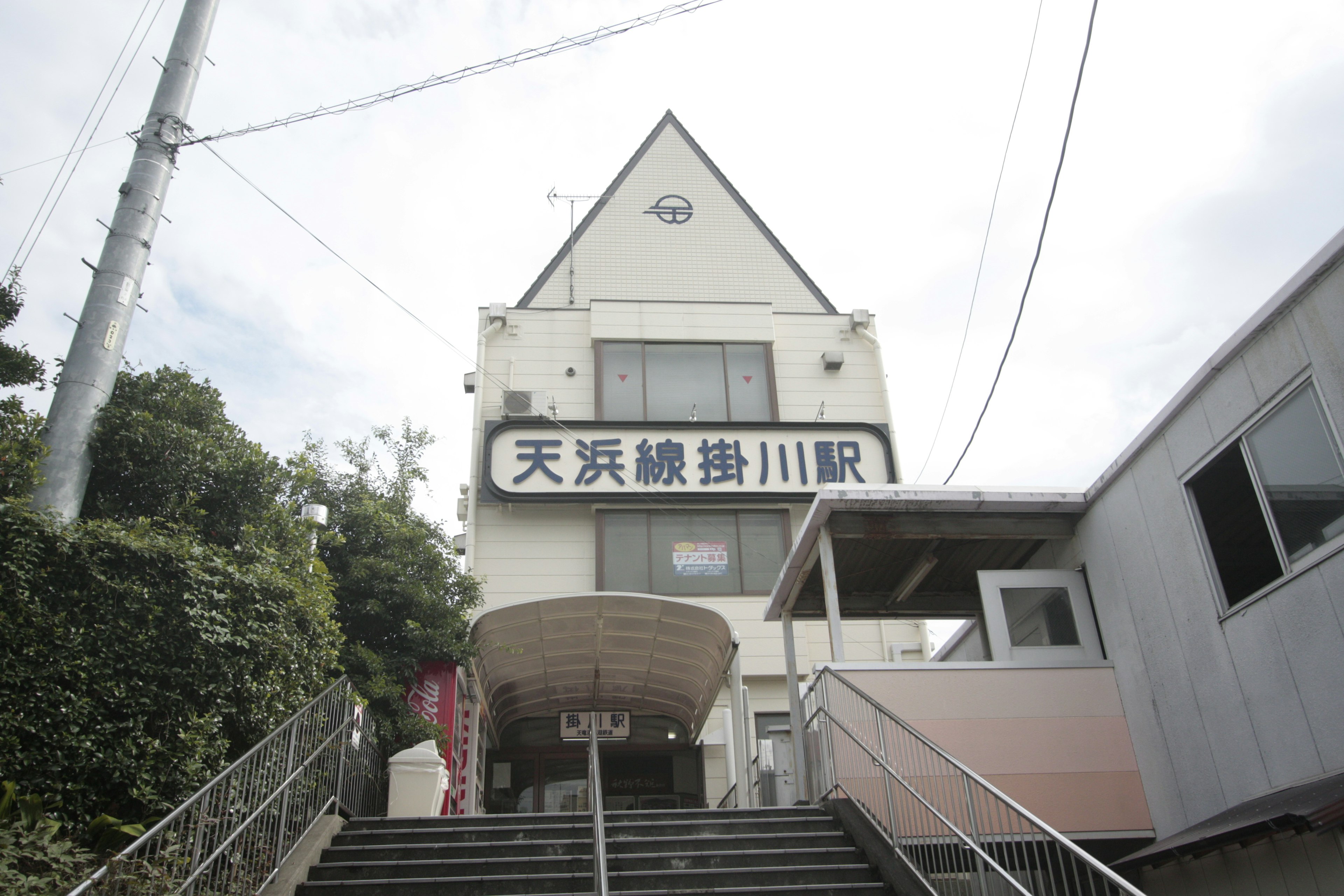 Vue extérieure de la gare de Kakegawa de la ligne Tenhama avec des escaliers