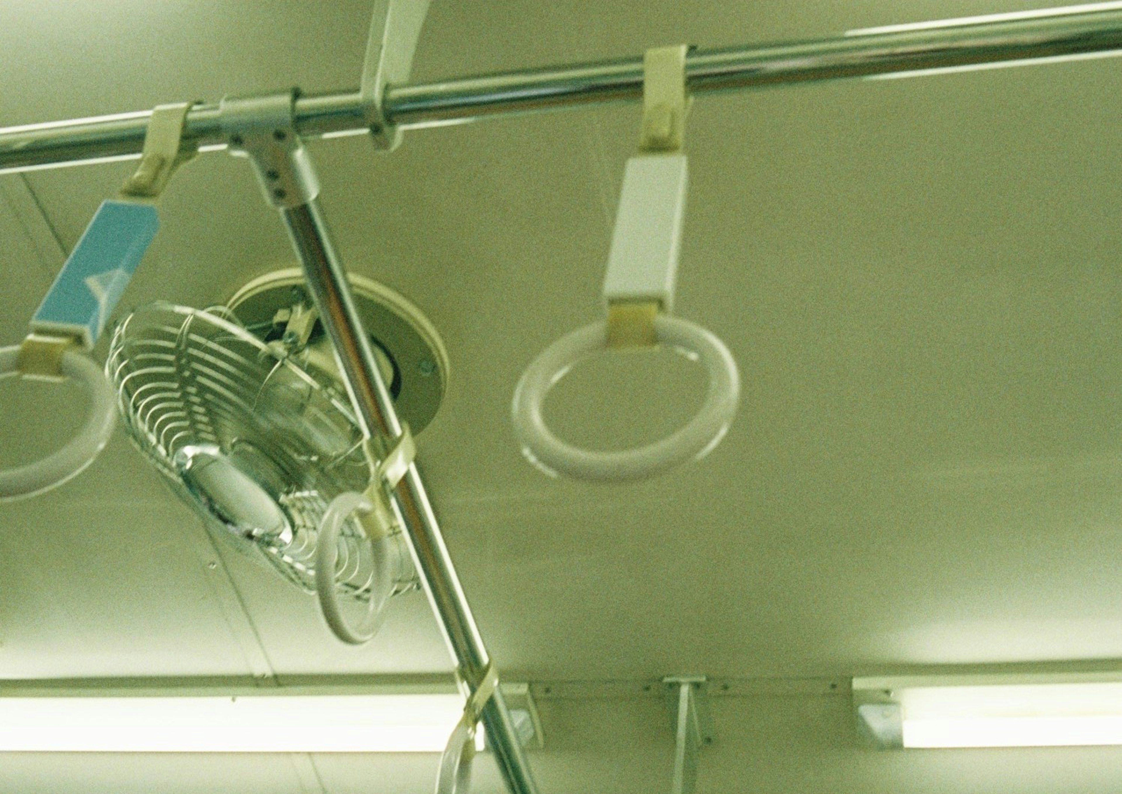 Immagine di corrimano e ventilatore all'interno di un treno della metropolitana