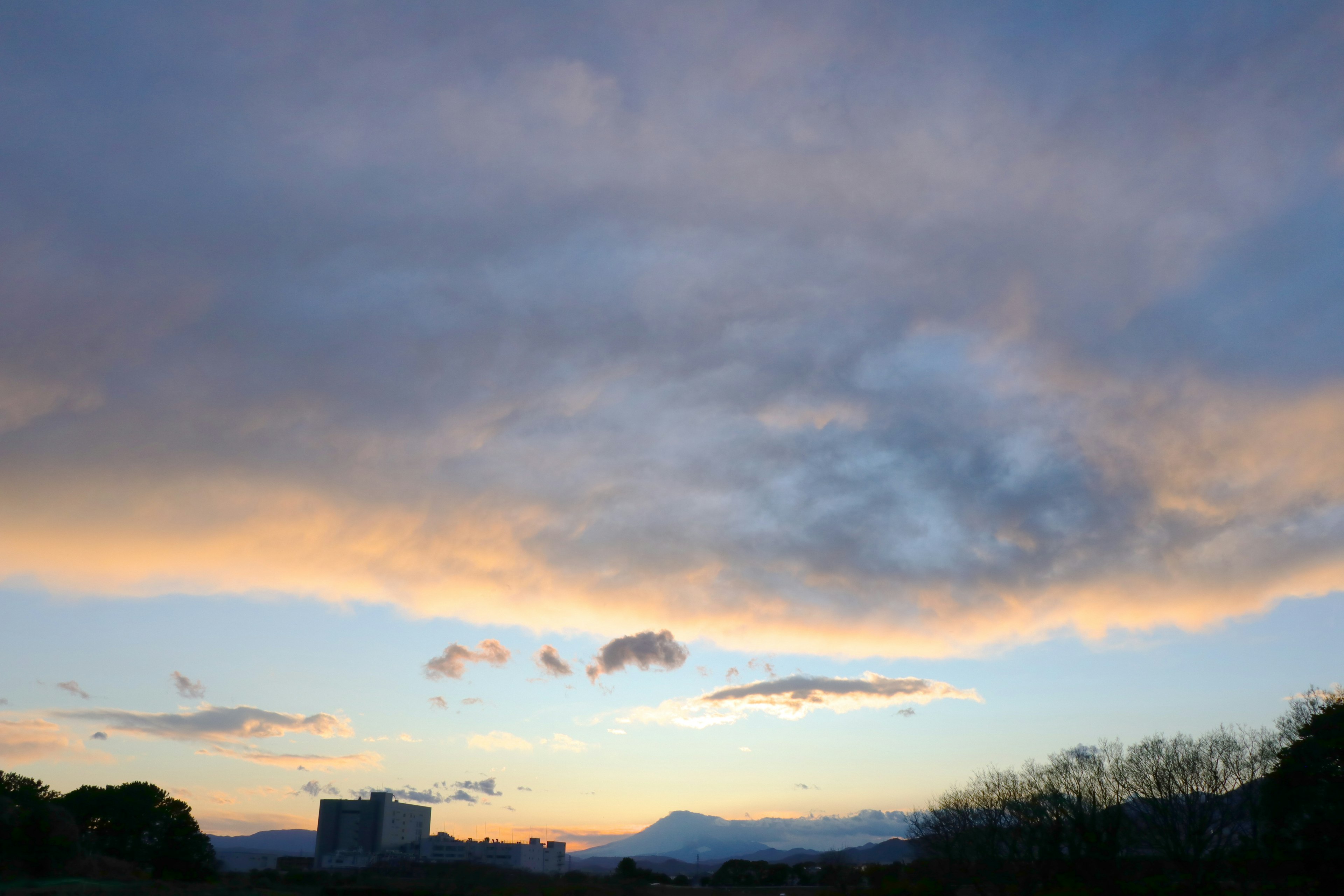 夕陽天空與雲朵的美麗風景