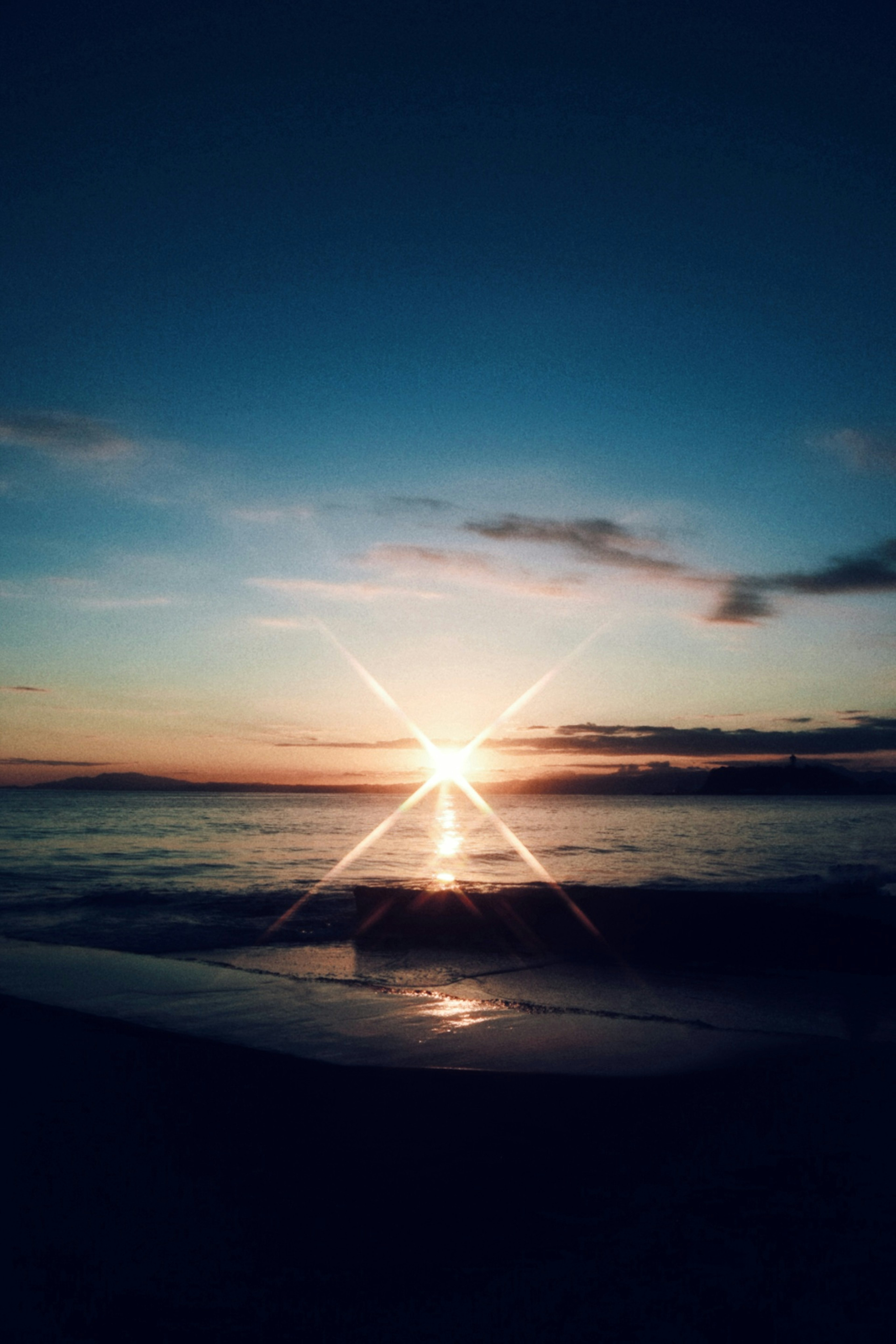 Bellissimo tramonto sulla spiaggia con cielo blu e arancione che si riflette sull'oceano