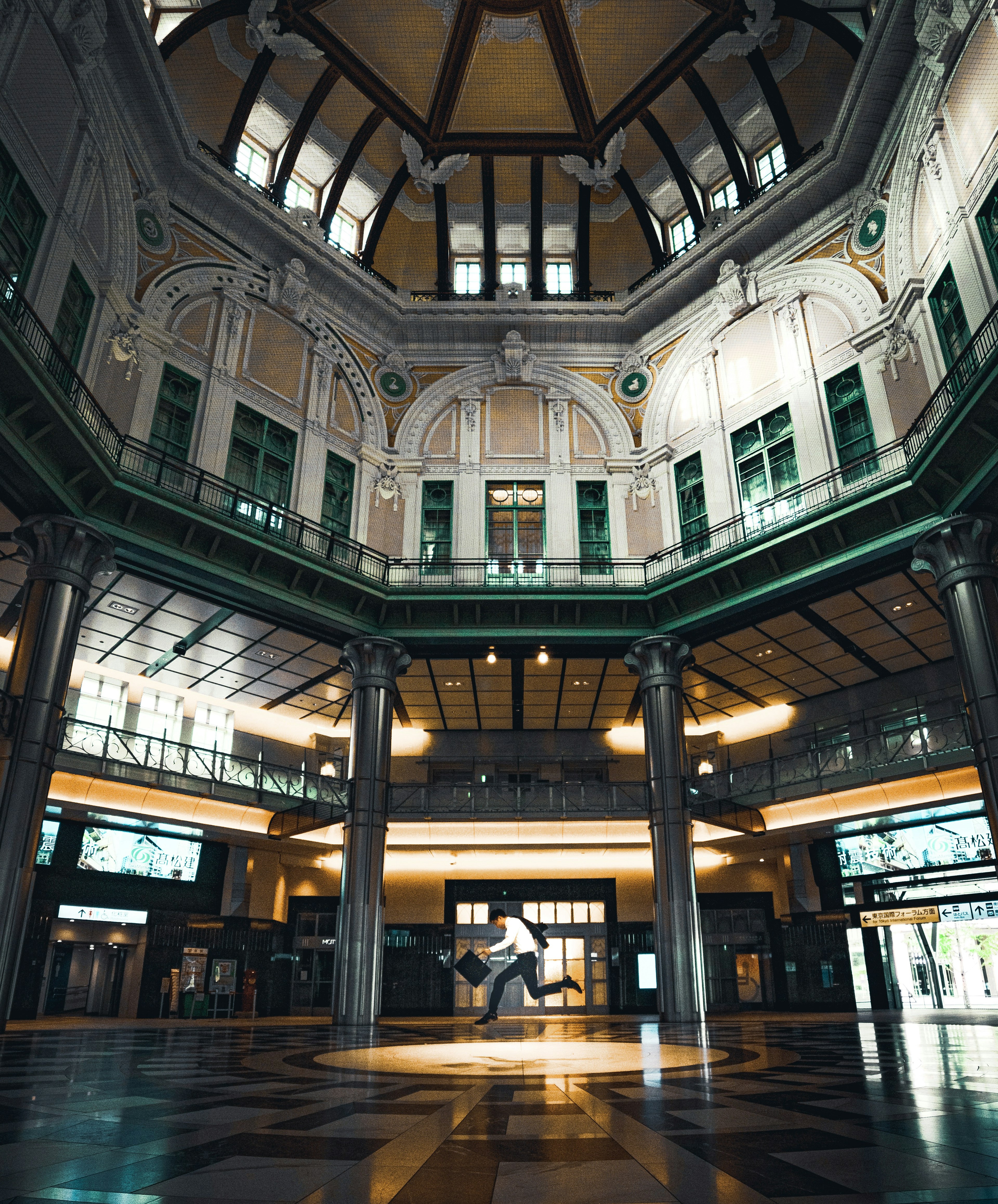 Interior de un edificio histórico con un hermoso techo de cúpula