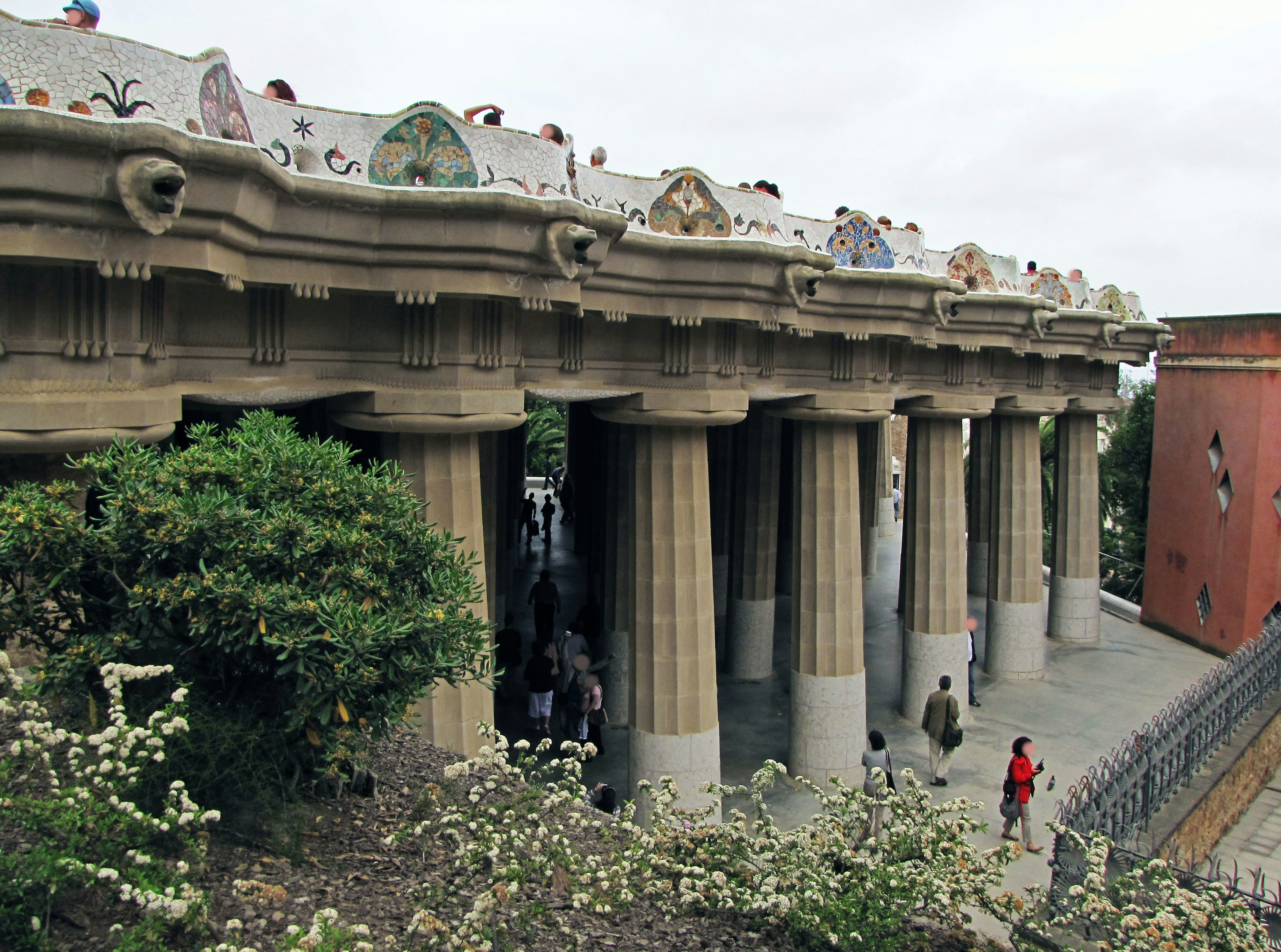 Colonnes décoratives colorées au parc Güell à Barcelone entourées de verdure