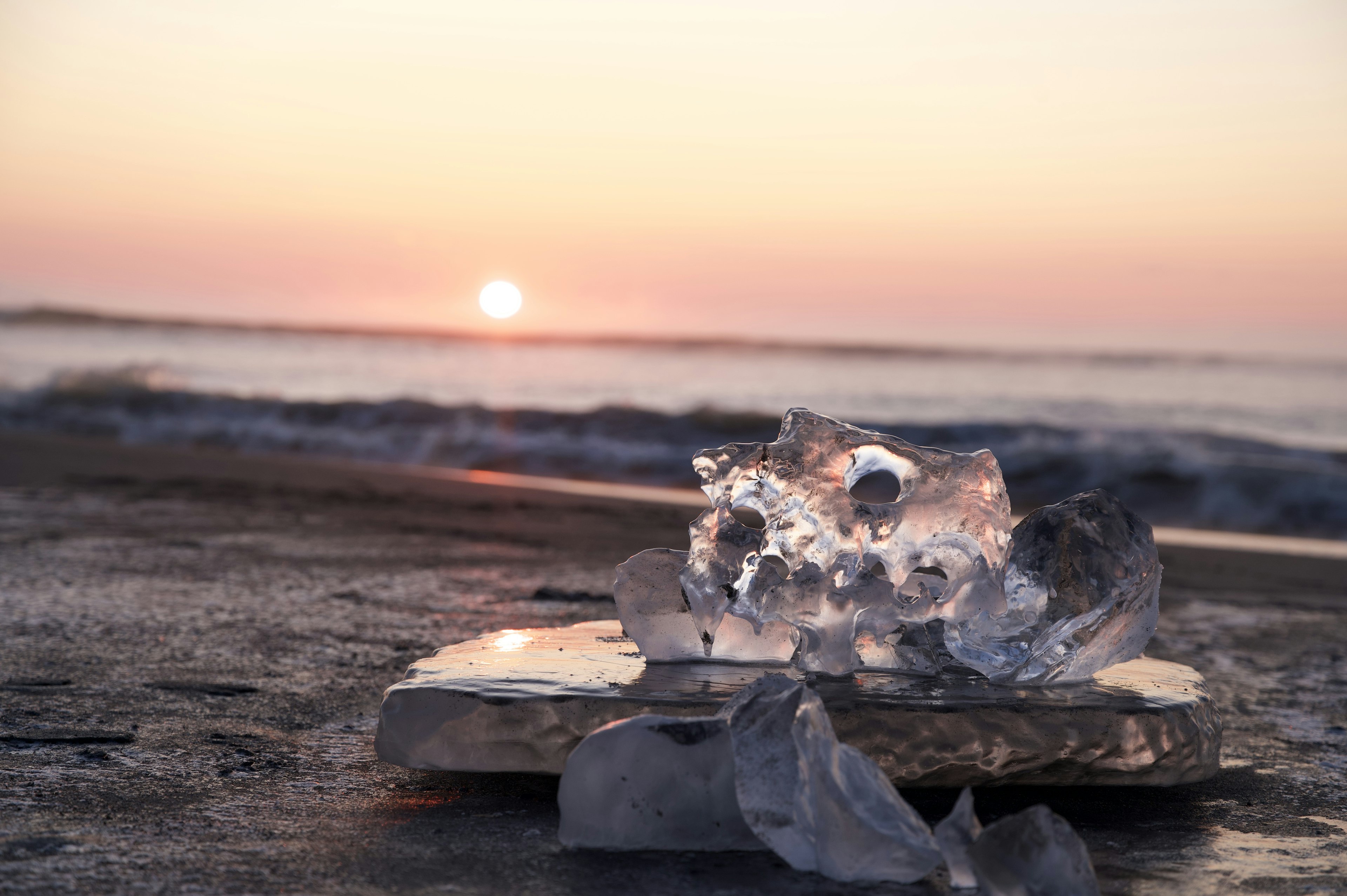 Un hermoso paisaje con trozos de hielo en la costa y una puesta de sol