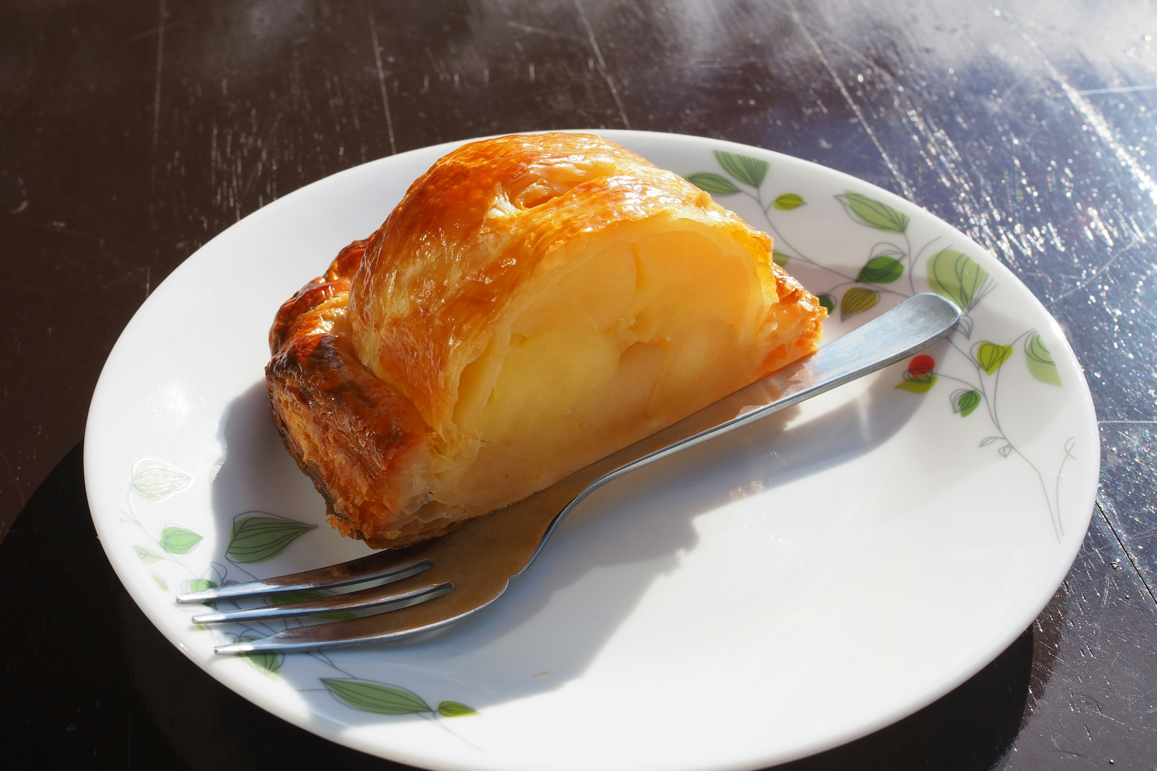 Dessert aux pommes cuites sur une assiette blanche