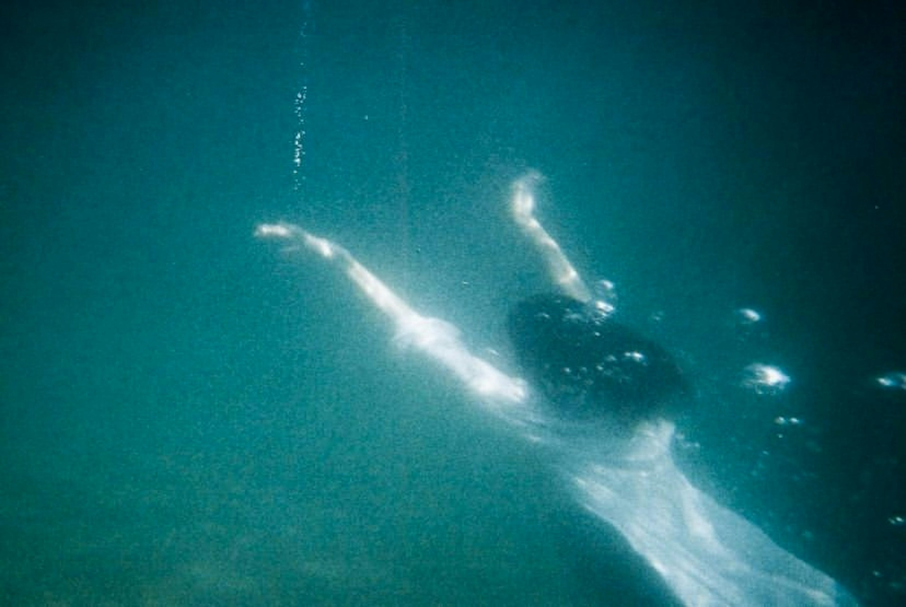 Une belle image de la silhouette d'une femme nageant sous l'eau