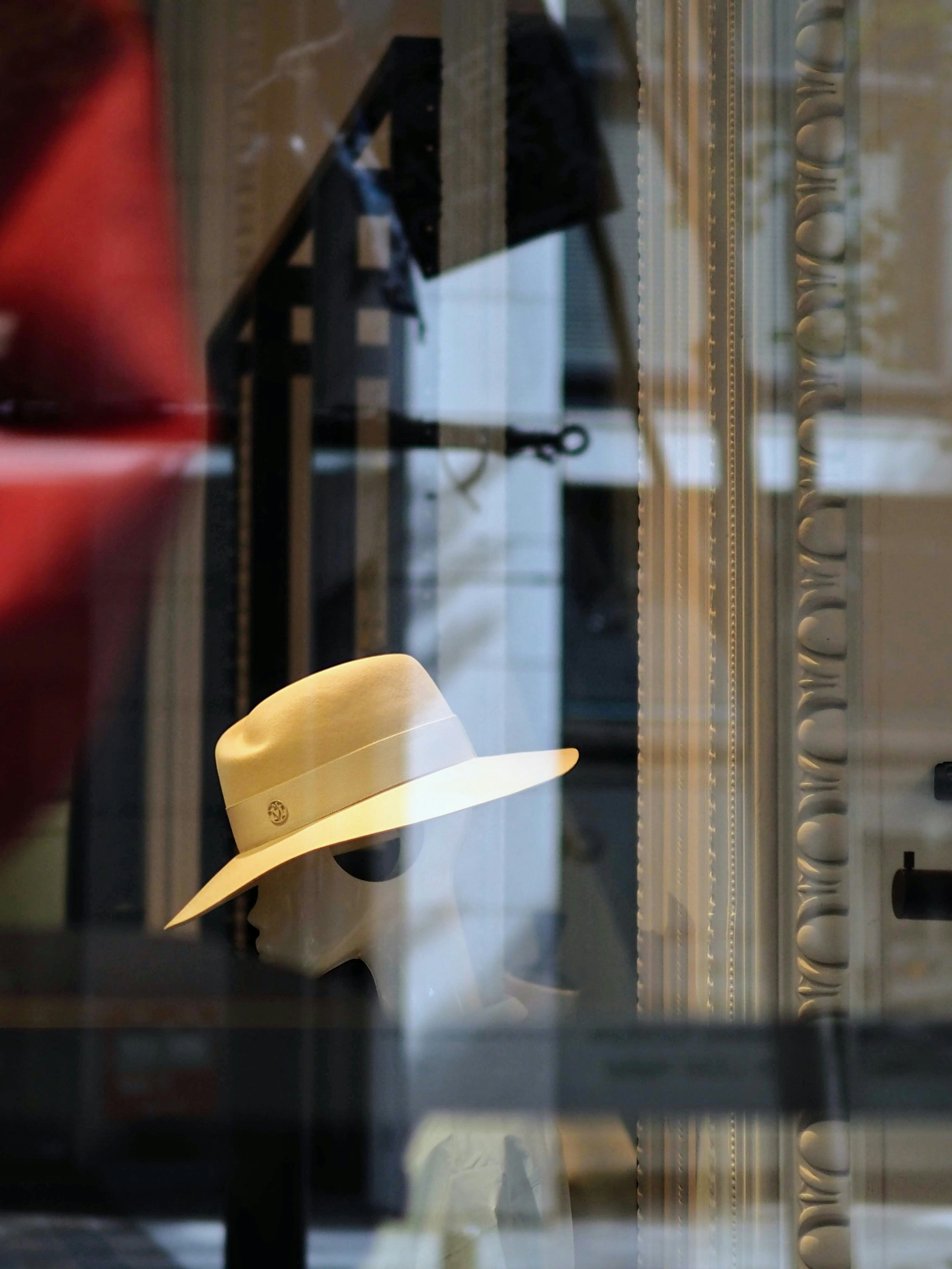 Un chapeau blanc exposé dans une vitrine