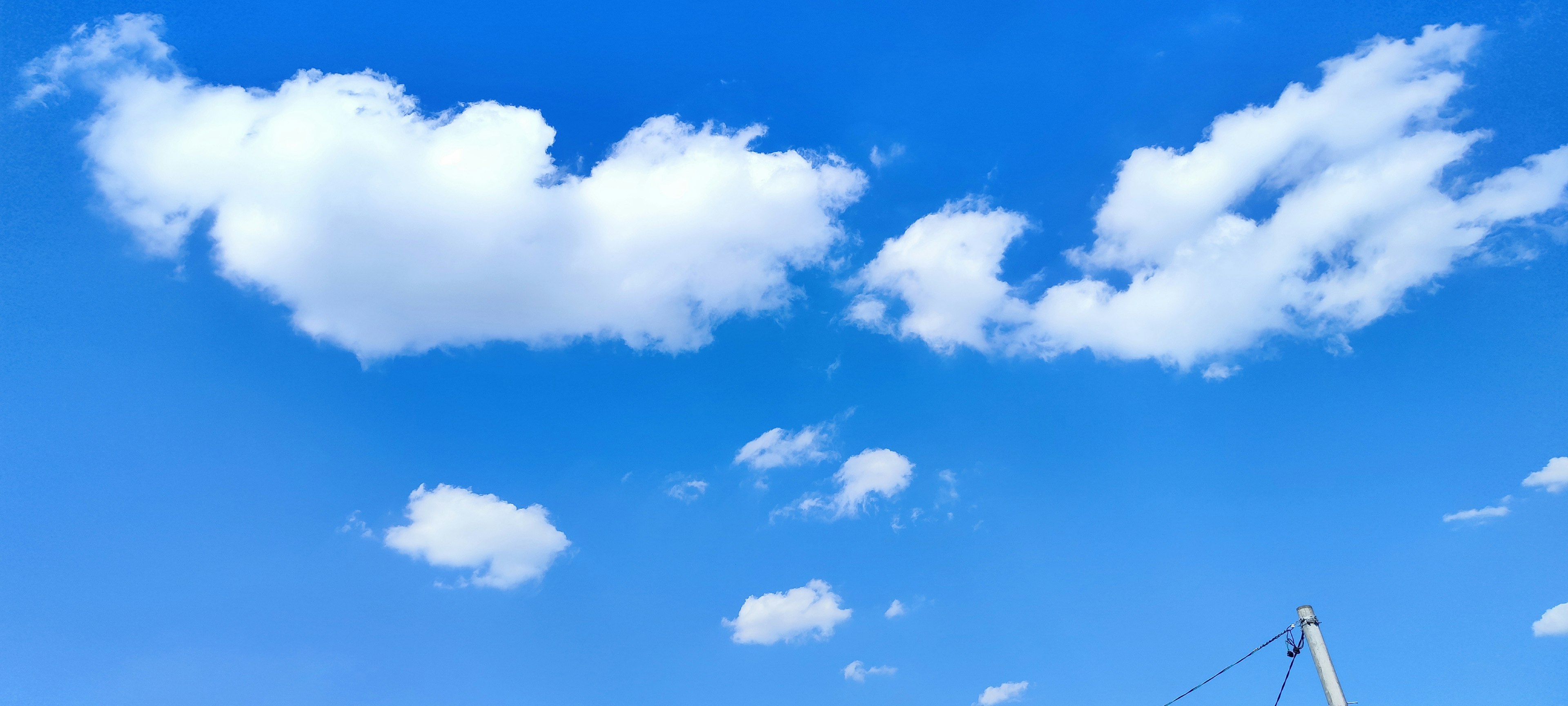 Un paesaggio di nuvole bianche che galleggiano in un cielo blu