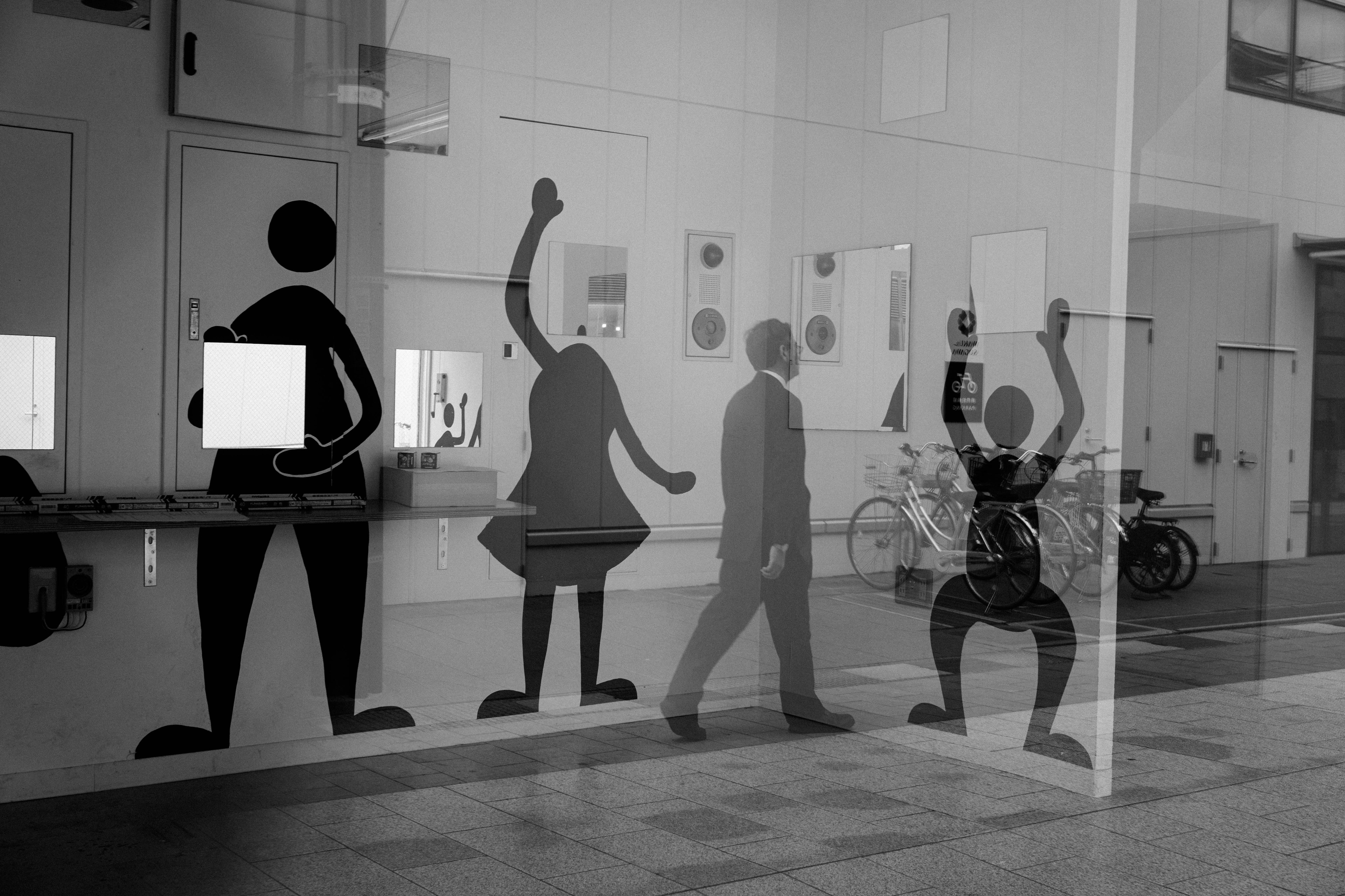 Figures en silhouette dans un style artistique visuel vues à travers du verre avec une esthétique monochrome