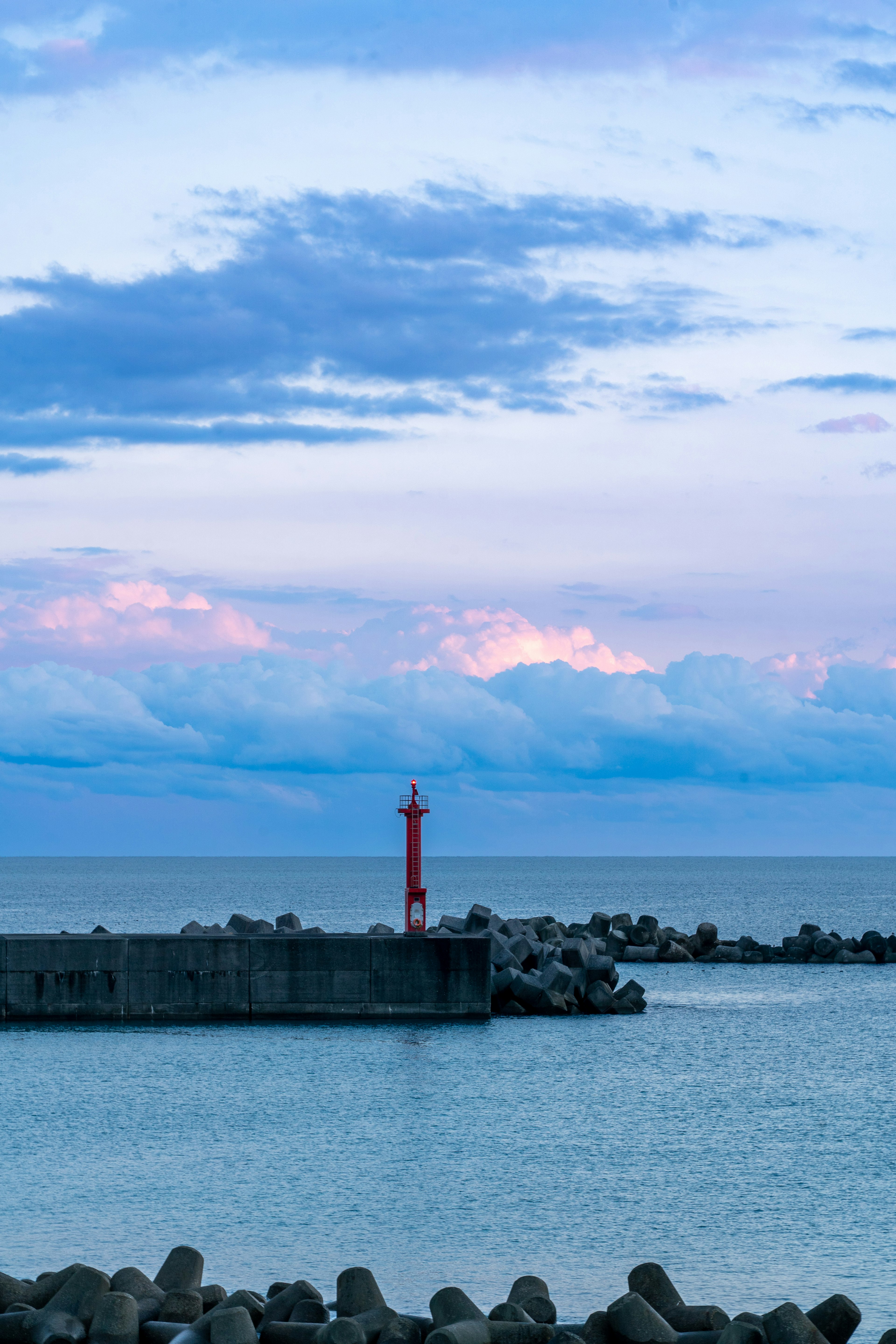 赤い灯台と穏やかな海の風景