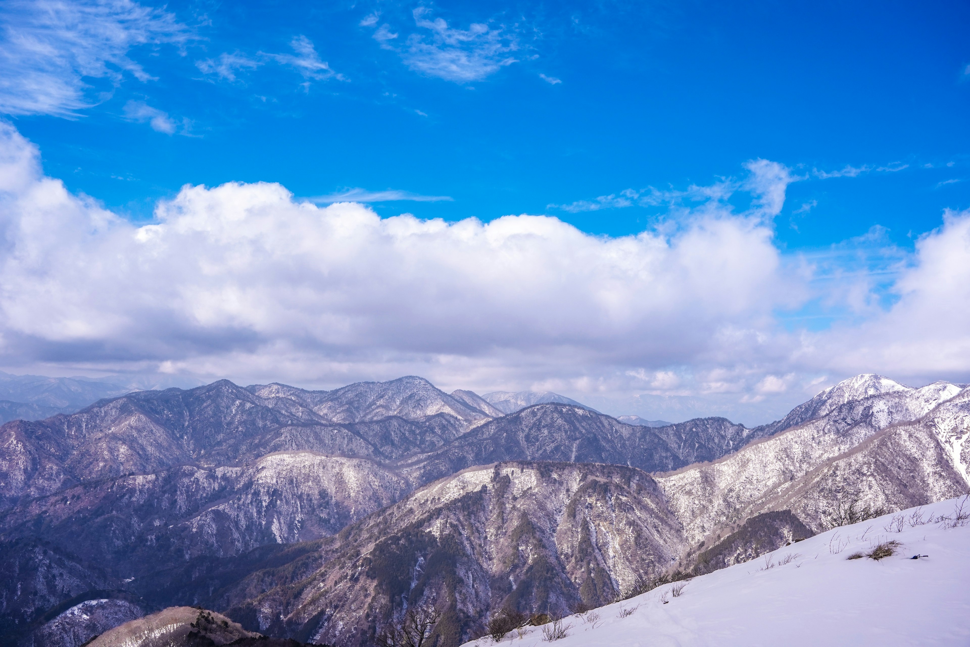 雪に覆われた山々と青空の風景