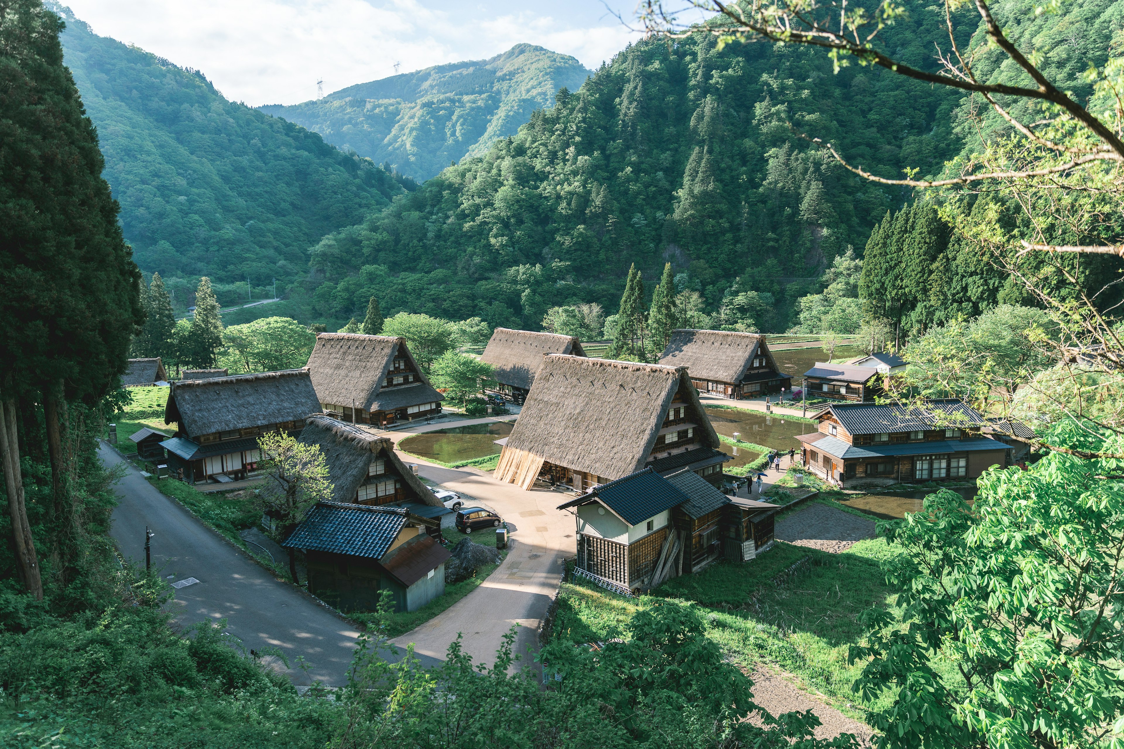 被美丽山脉环绕的传统日本村庄风景