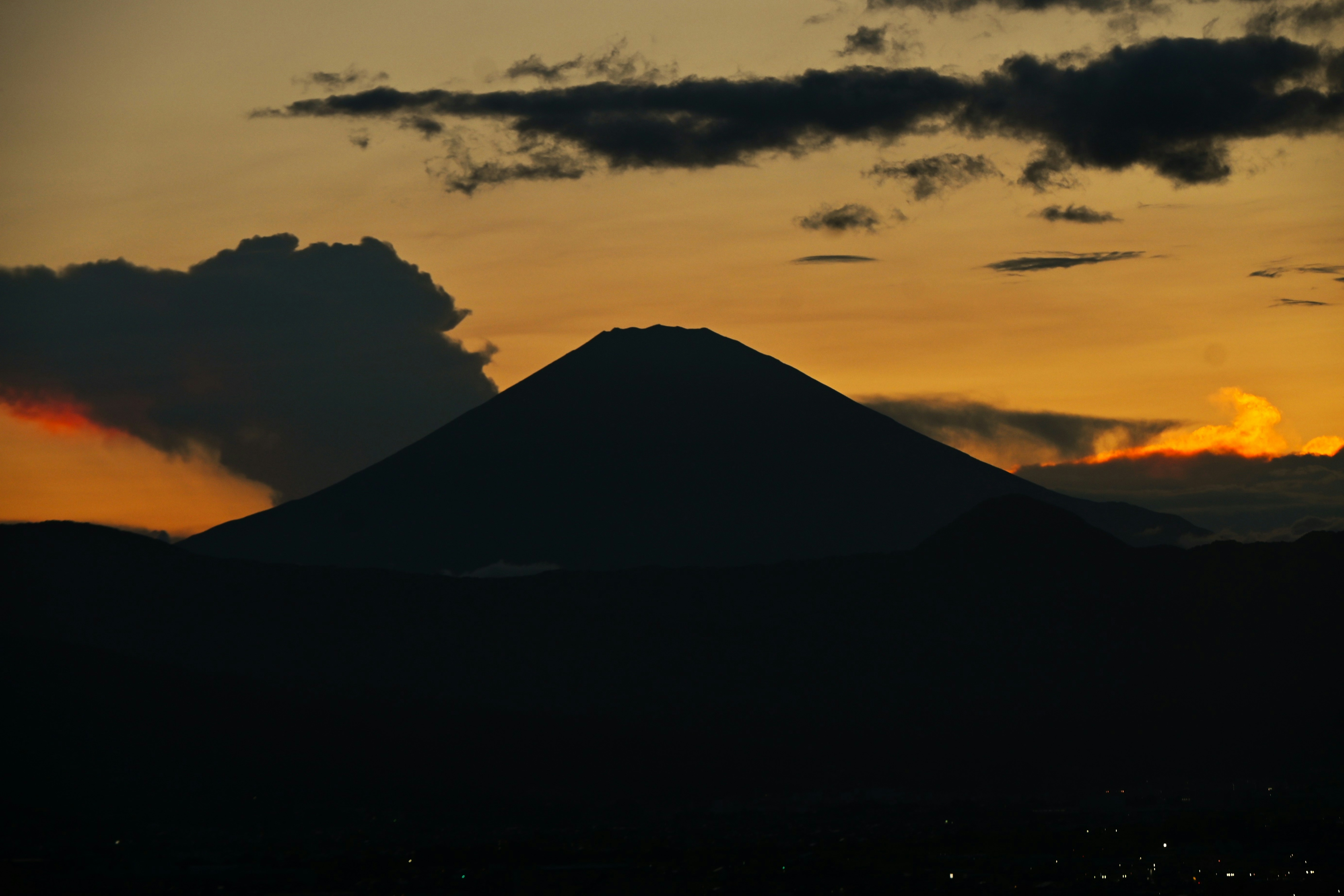 夕日の中の美しい山のシルエット