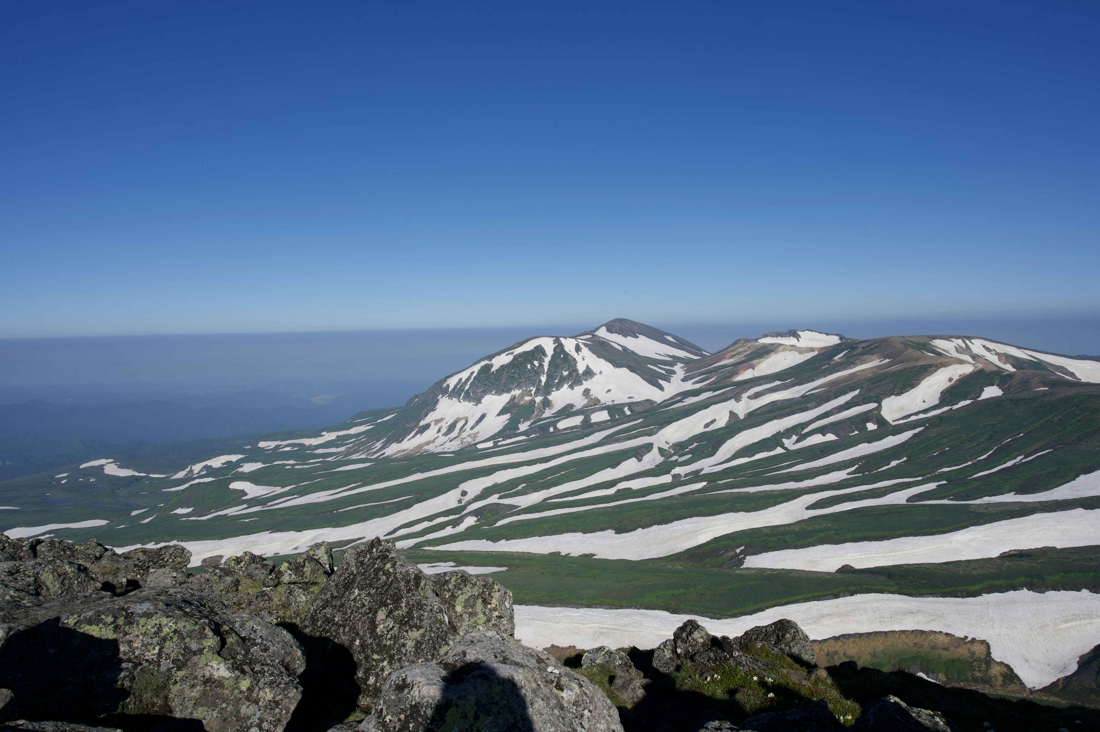 Montañas cubiertas de nieve con cielo azul claro