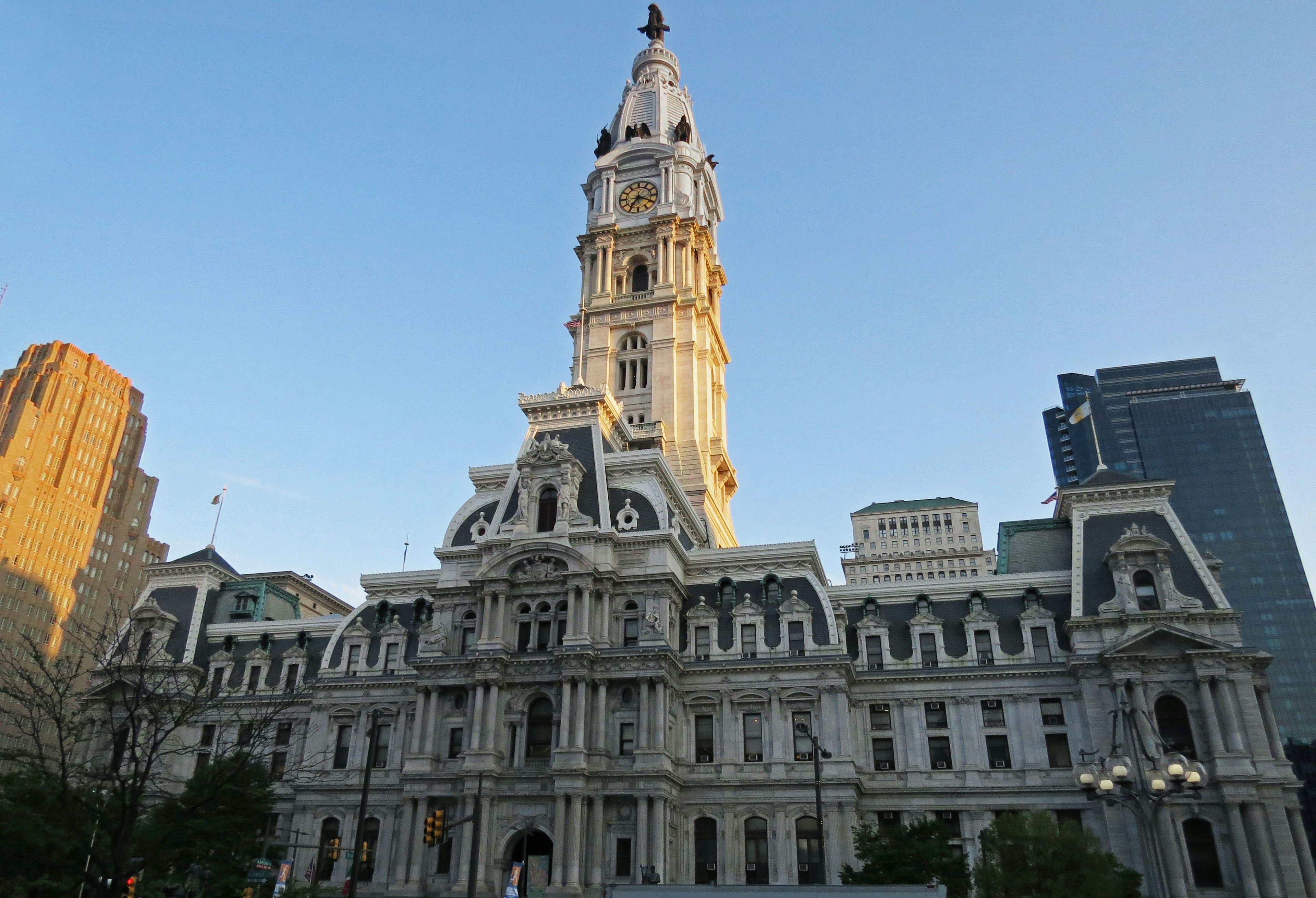 Hôtel de ville de Philadelphie présentant une architecture complexe et une grande tour