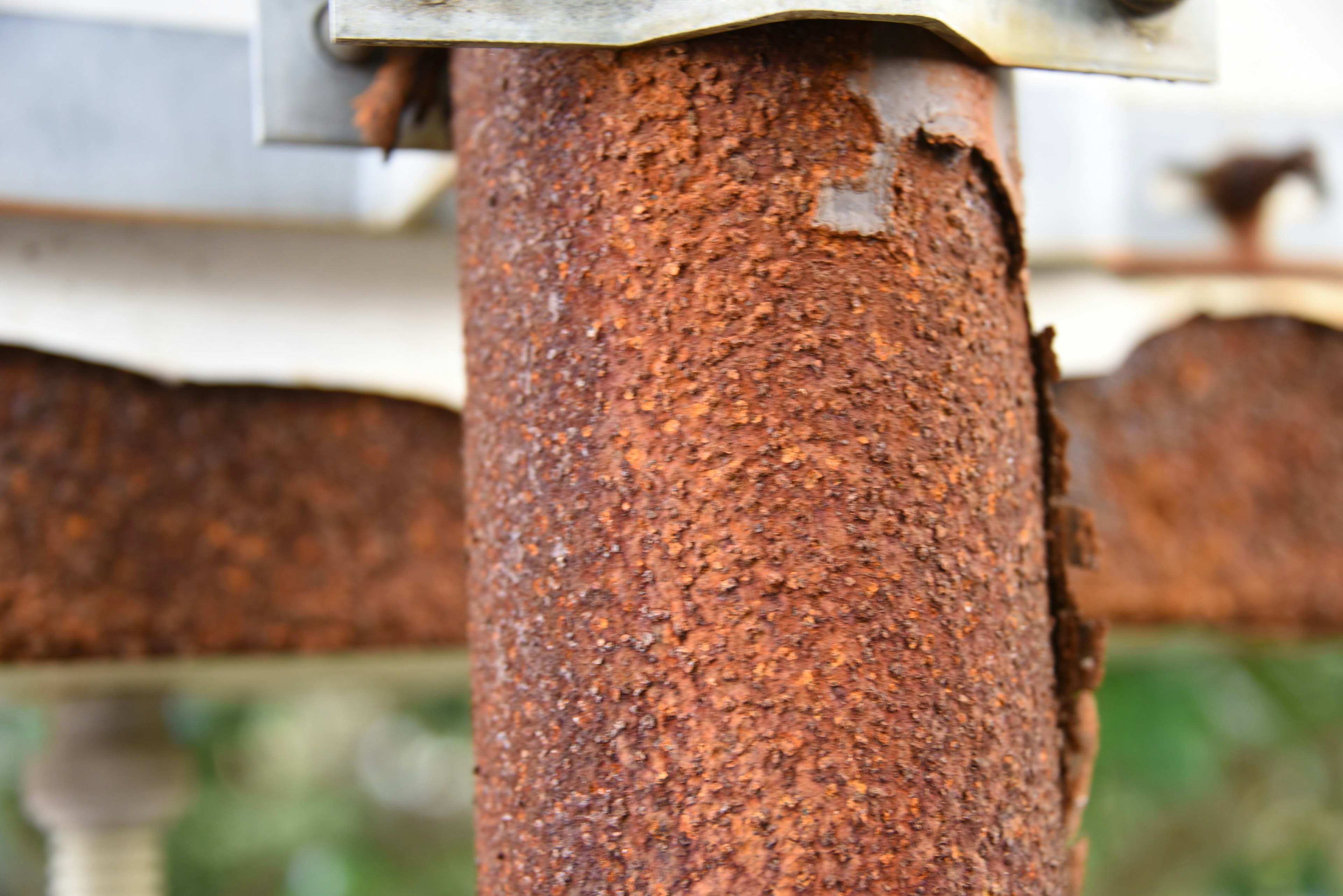 Primo piano di un palo metallico arrugginito che evidenzia la sua texture e il suo colore