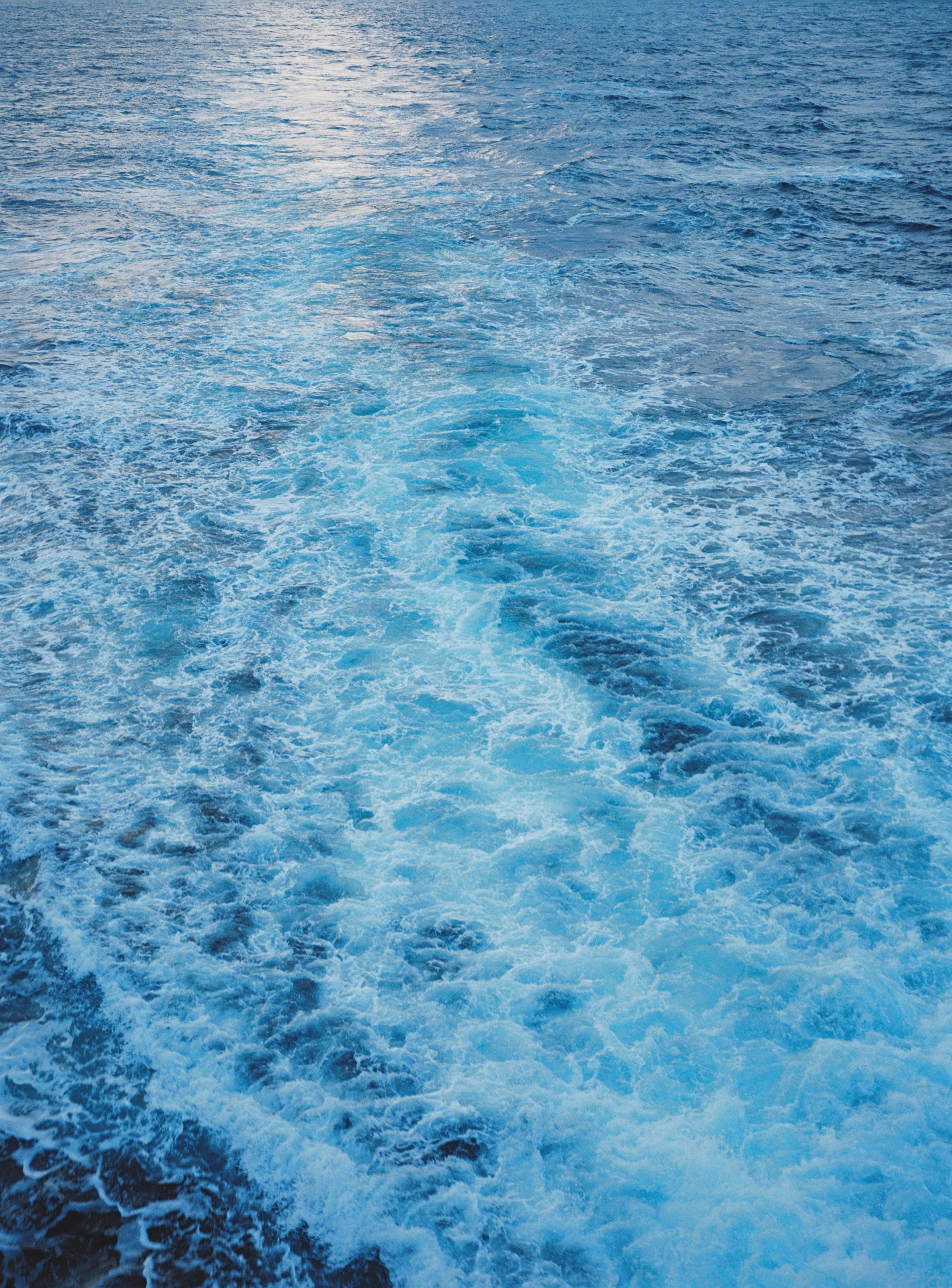 Vagues océaniques bleues avec de la mousse blanche