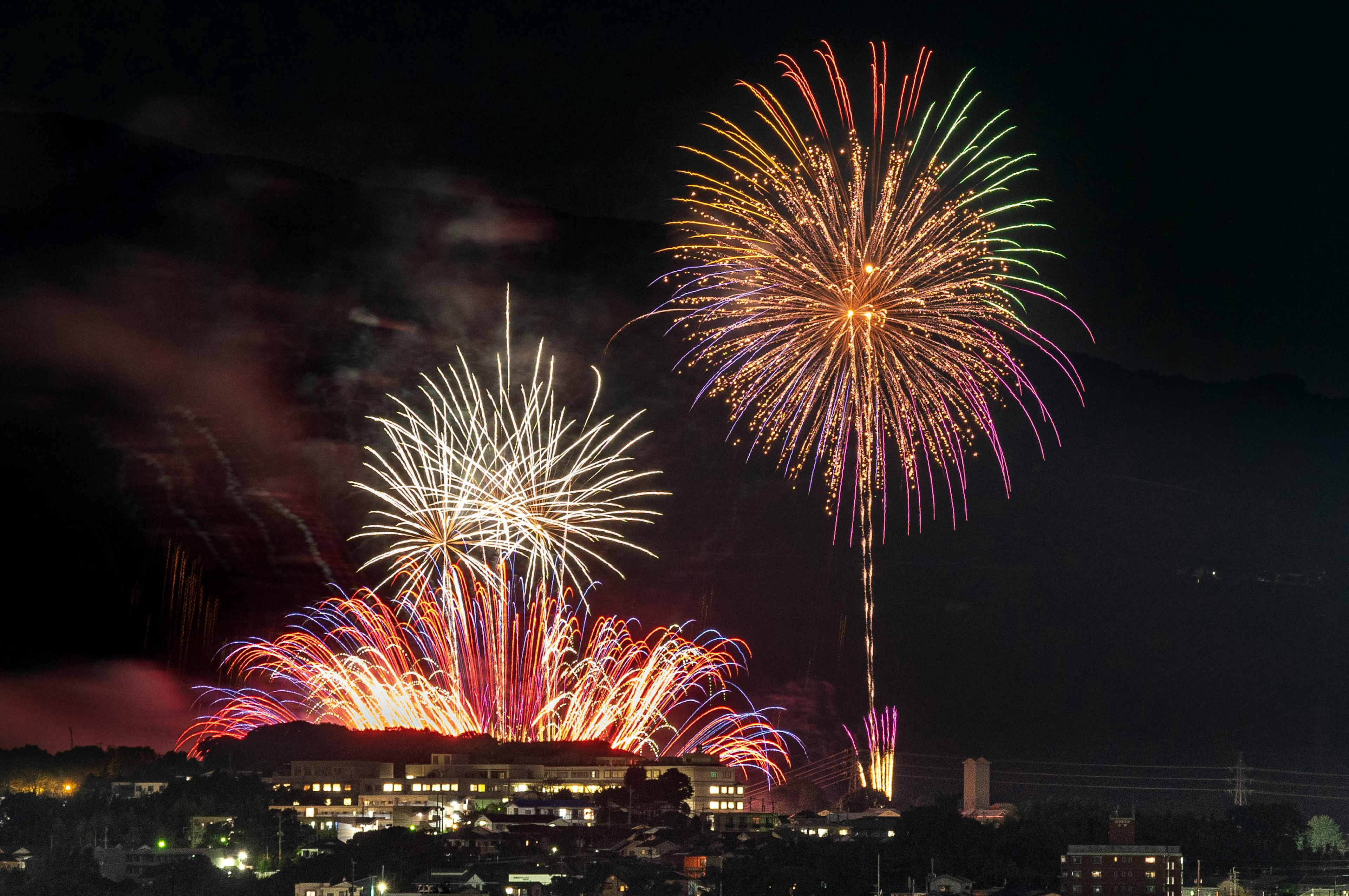 Espectáculo de fuegos artificiales vibrantes iluminando el cielo nocturno