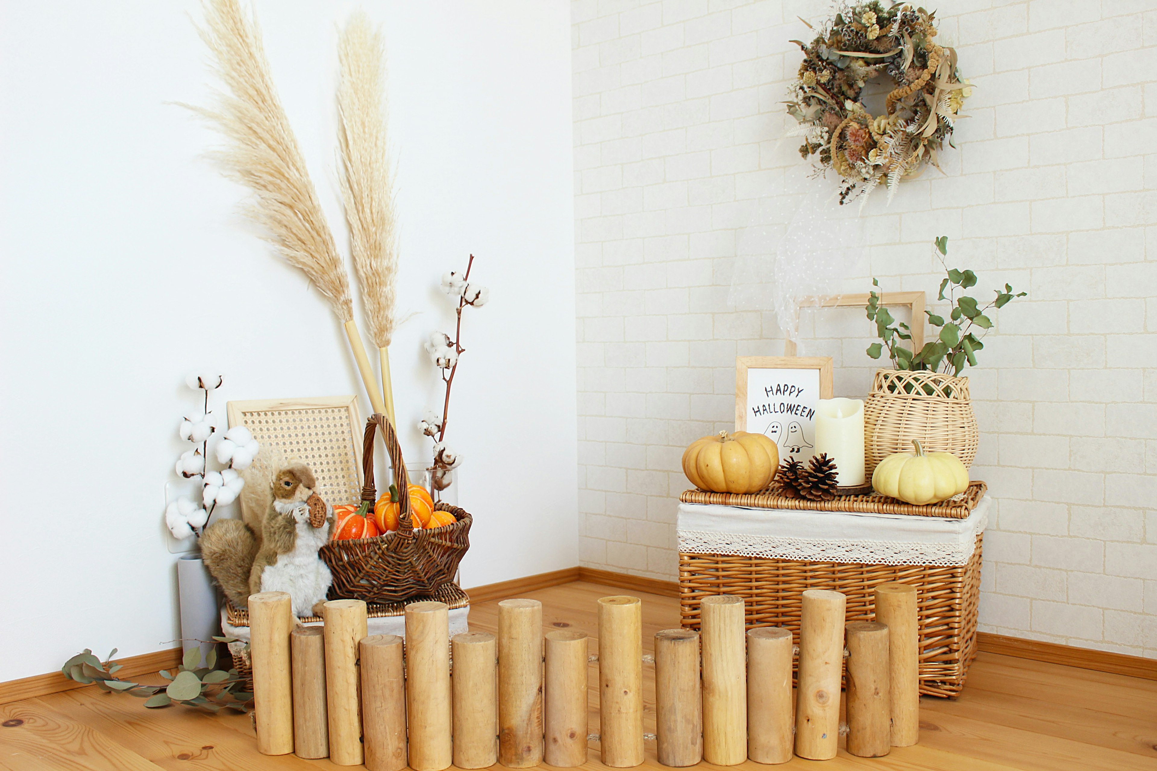 Décor d'automne chaleureux avec des citrouilles des blocs en bois et des fleurs séchées dans un coin d'une pièce