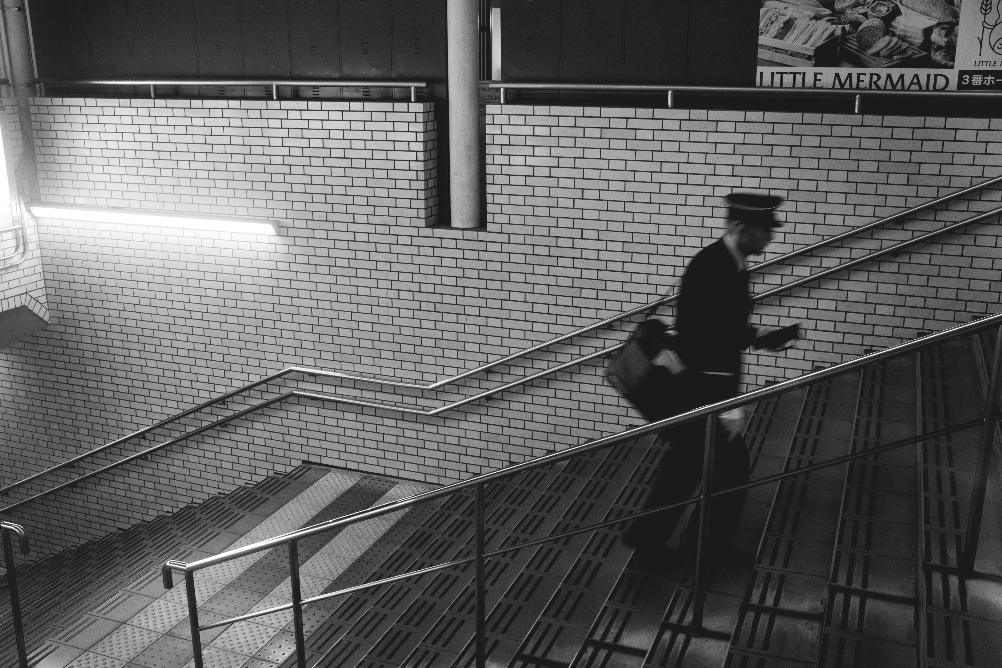 Silhouette d'un homme en uniforme montant des escaliers contraste noir et blanc