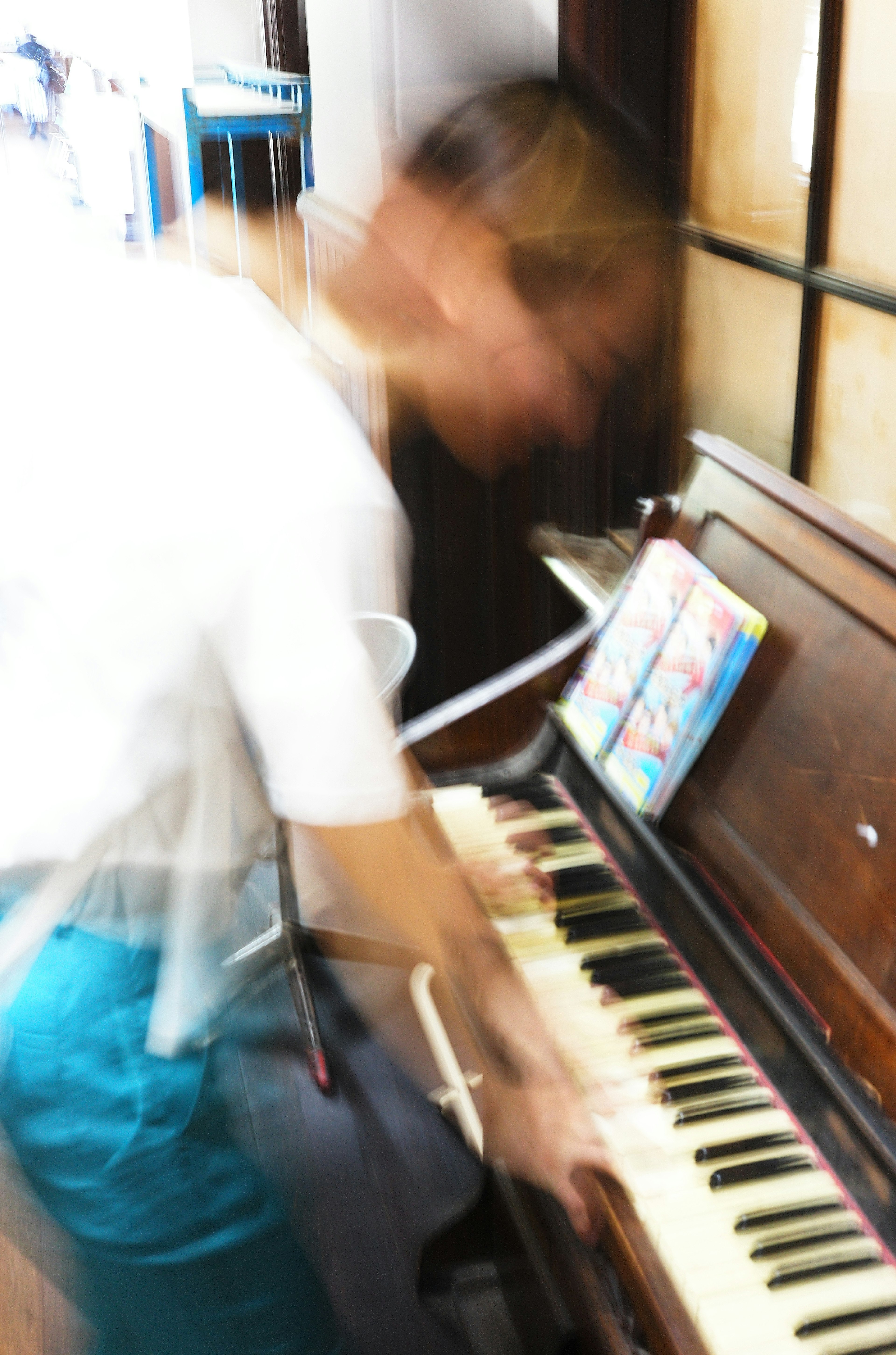 Immagine sfocata di una persona che suona il pianoforte