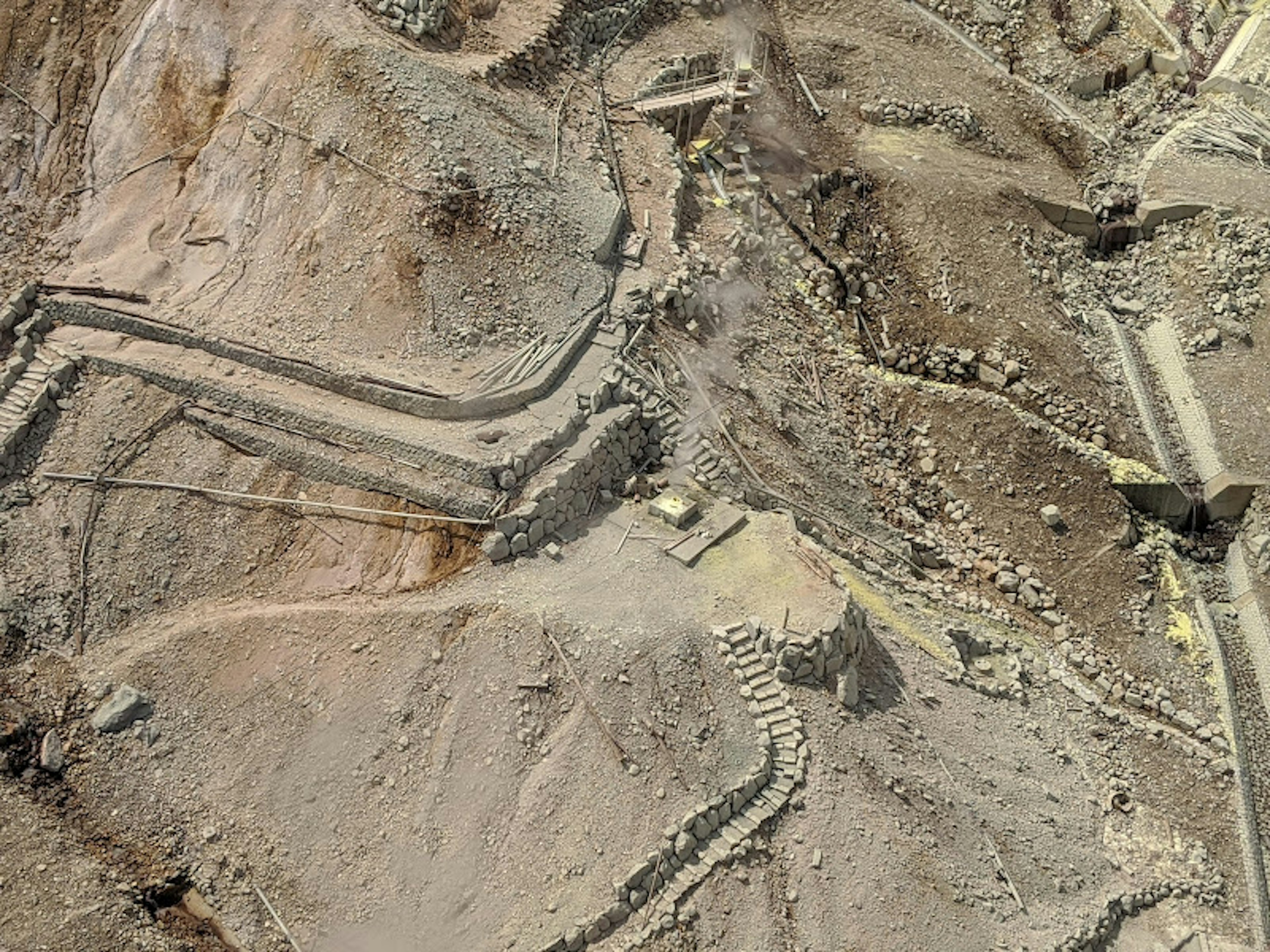 Vista aerea di antiche rovine in un paesaggio desertico