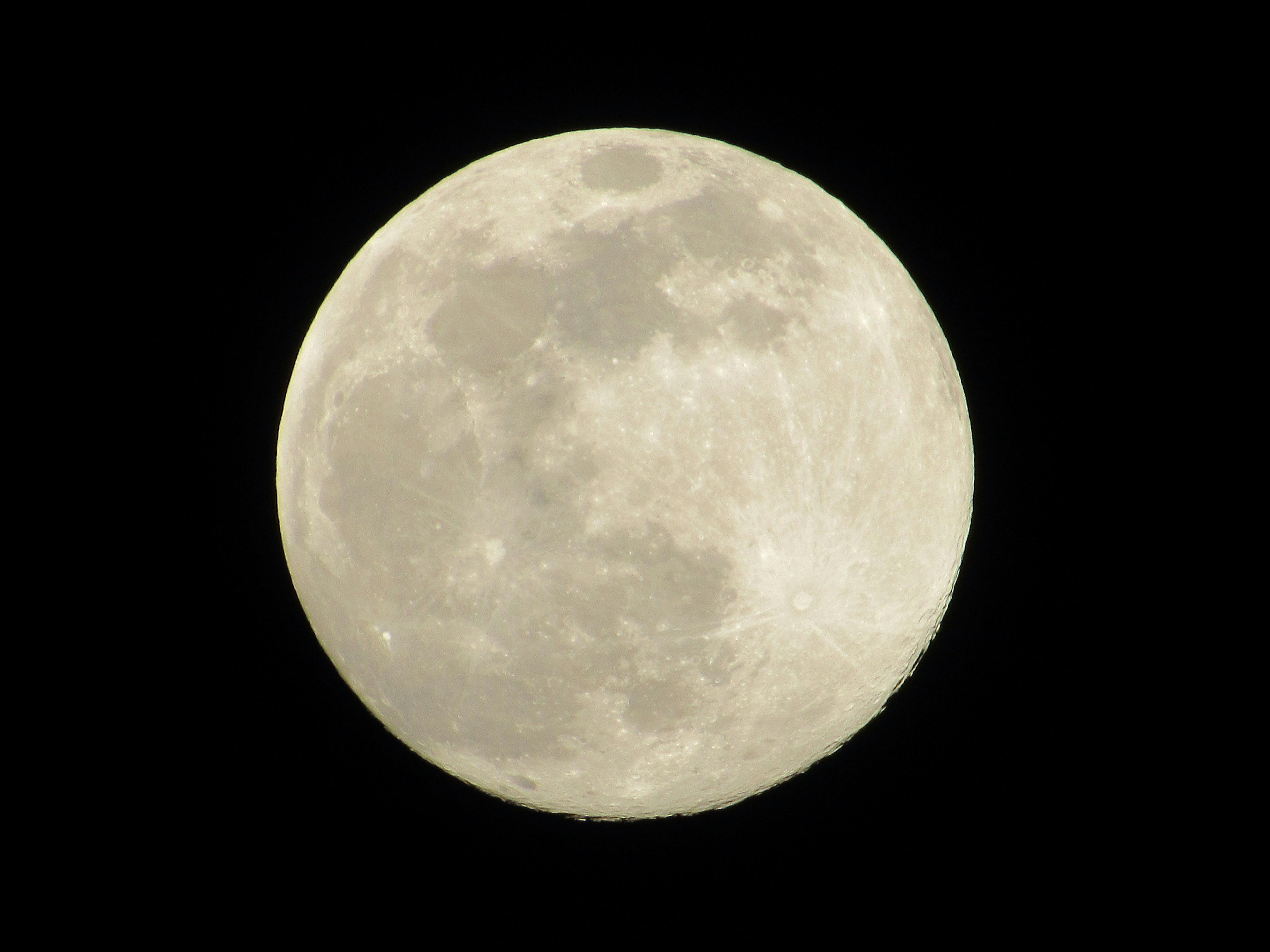 Lune pleine brillante sur fond noir