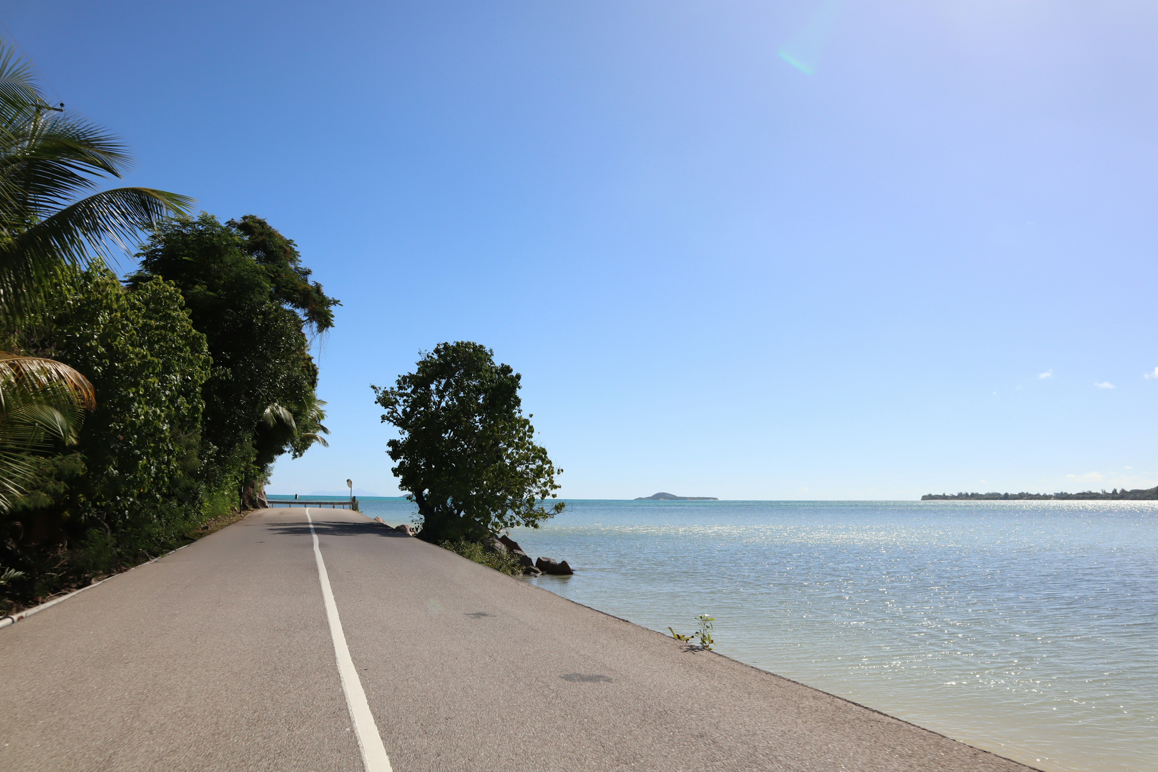 沿着蓝色海洋和天空的道路风景