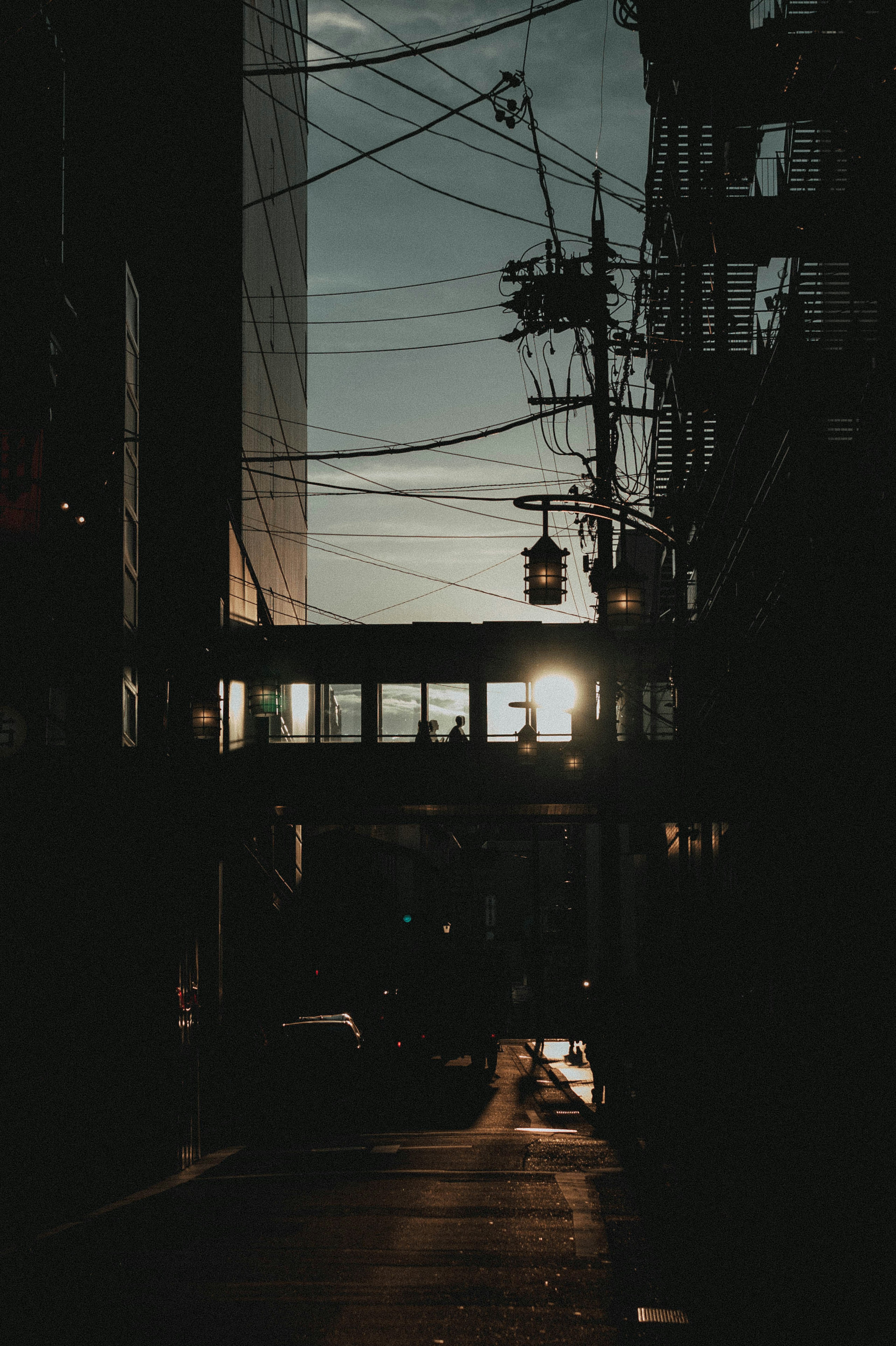 夕暮れ時の都市の風景 背景にビルと電線が見える