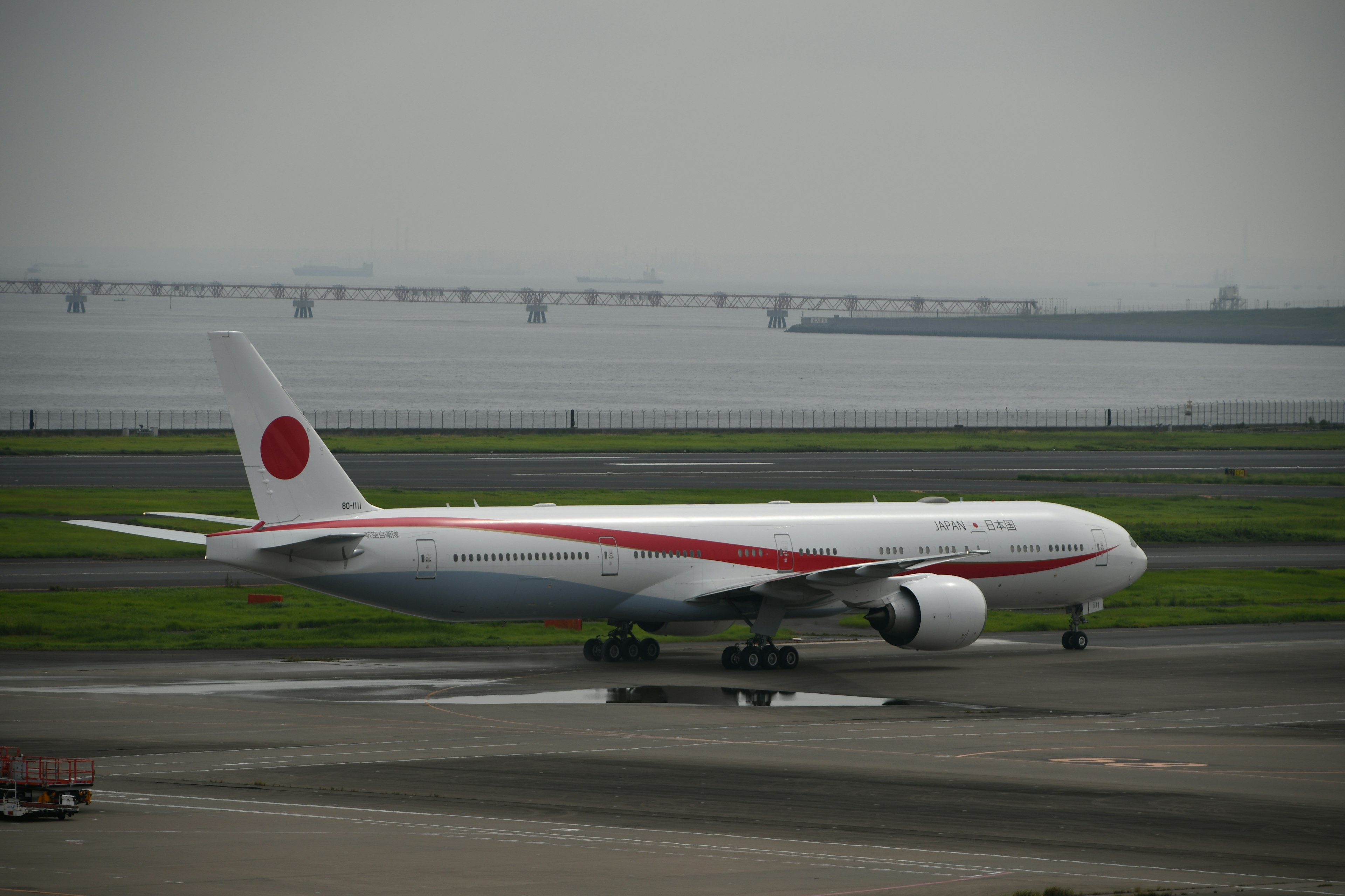 Boeing 777 Japan Airlines yang sedang taxi di landasan