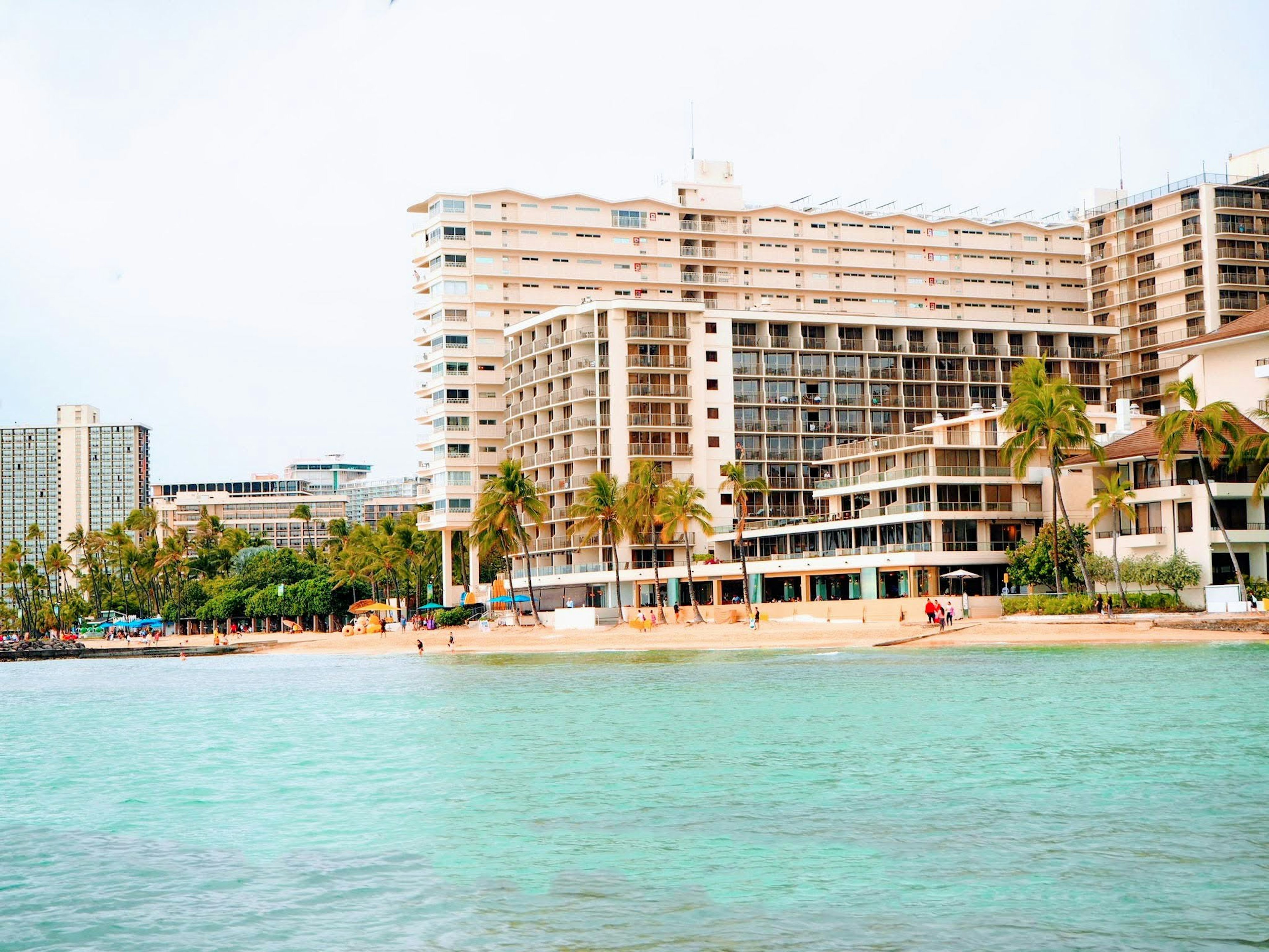 ทิวทัศน์ชายหาดที่สวยงามพร้อมโรงแรมและน้ำสีเขียวมรกต