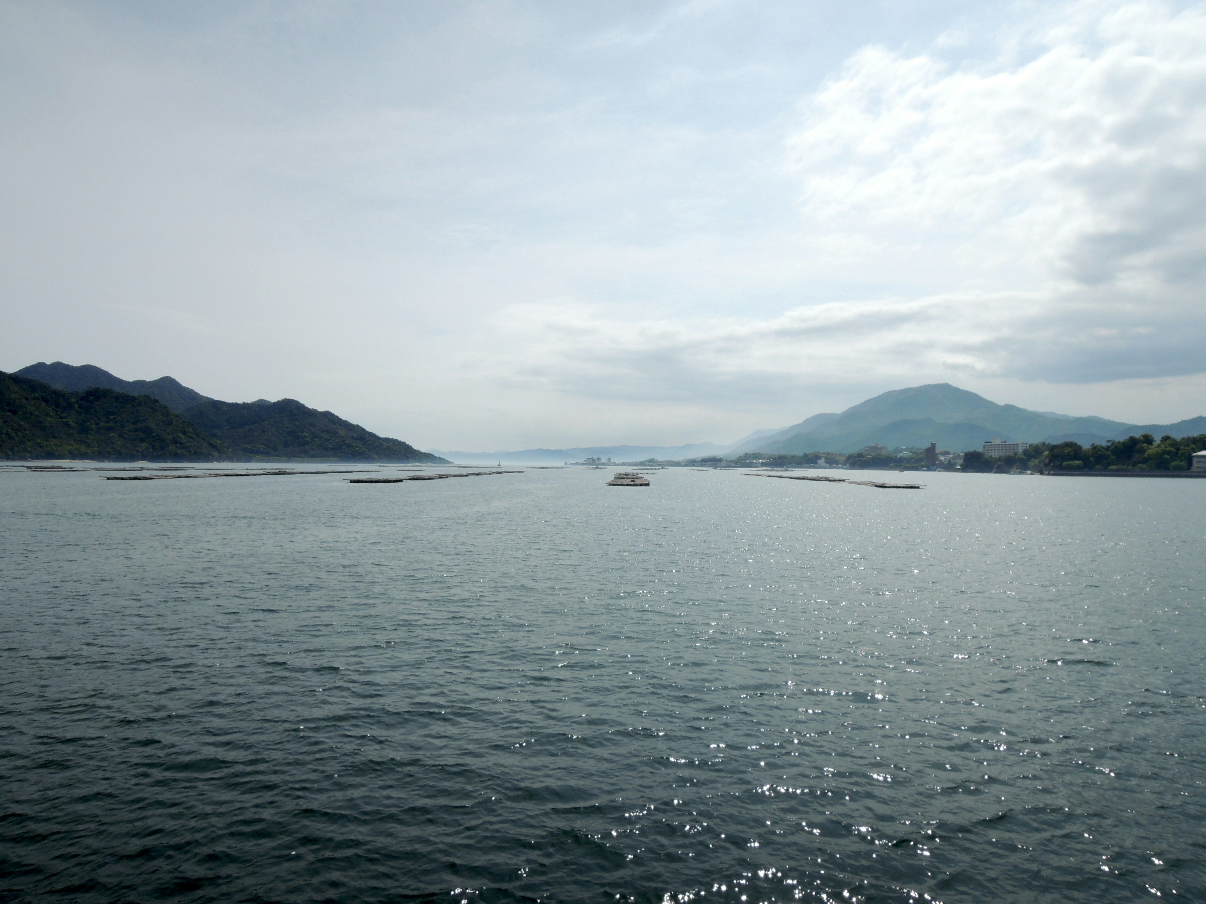 Surface d'eau sereine avec des montagnes lointaines visibles