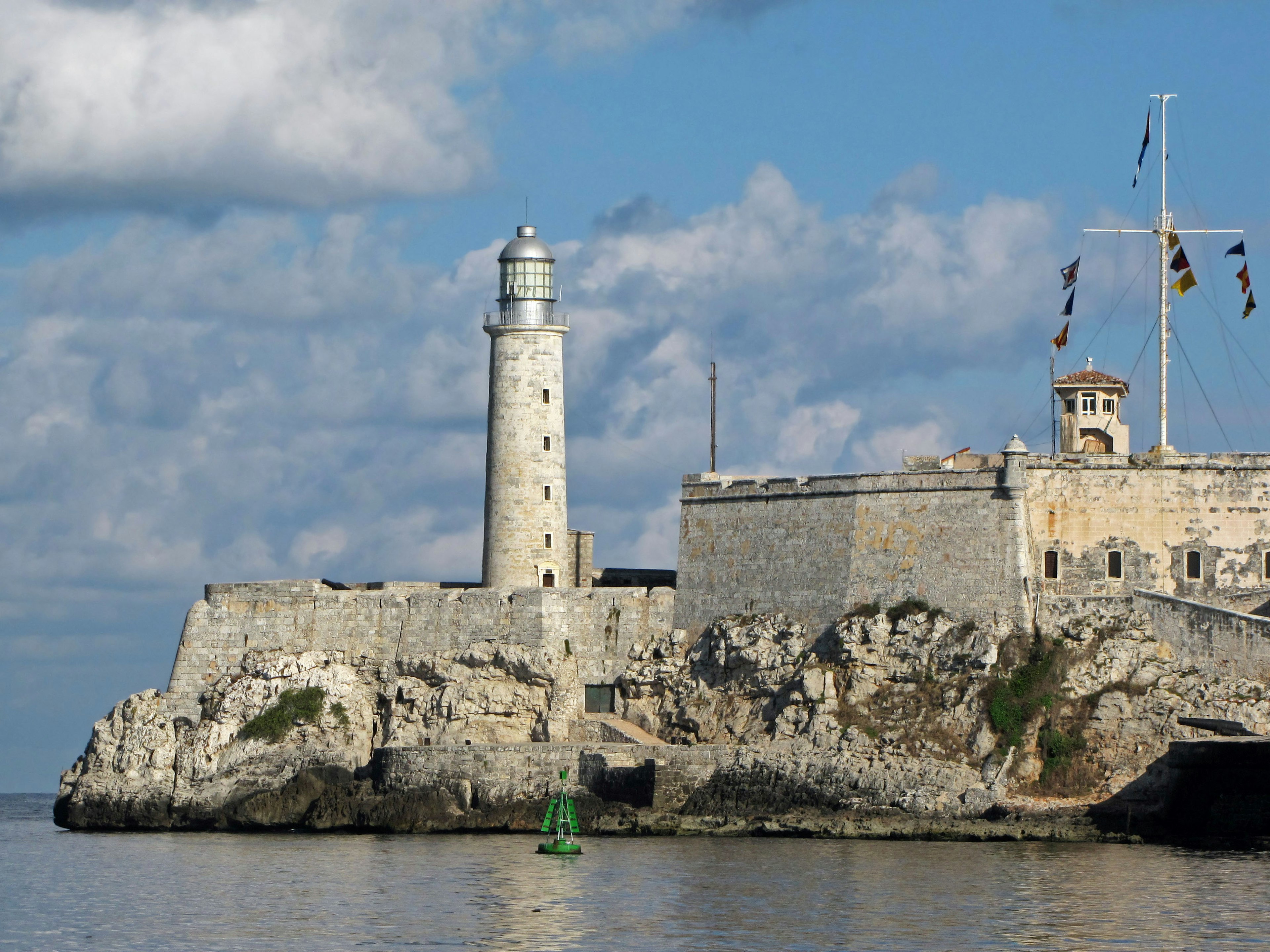 Cảnh của ngọn hải đăng El Morro và pháo đài ở Havana