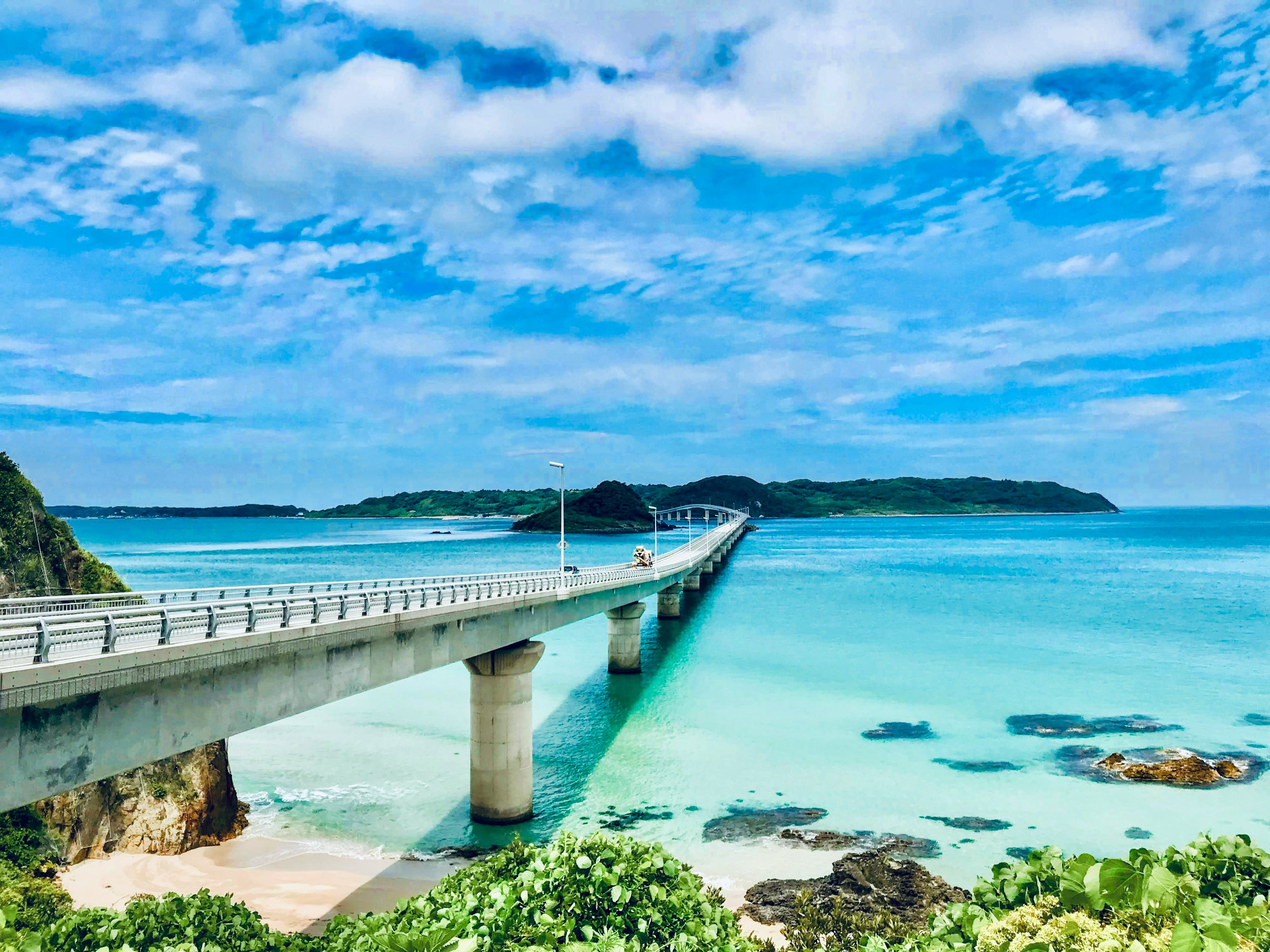 美しい青い海と橋が映える風景