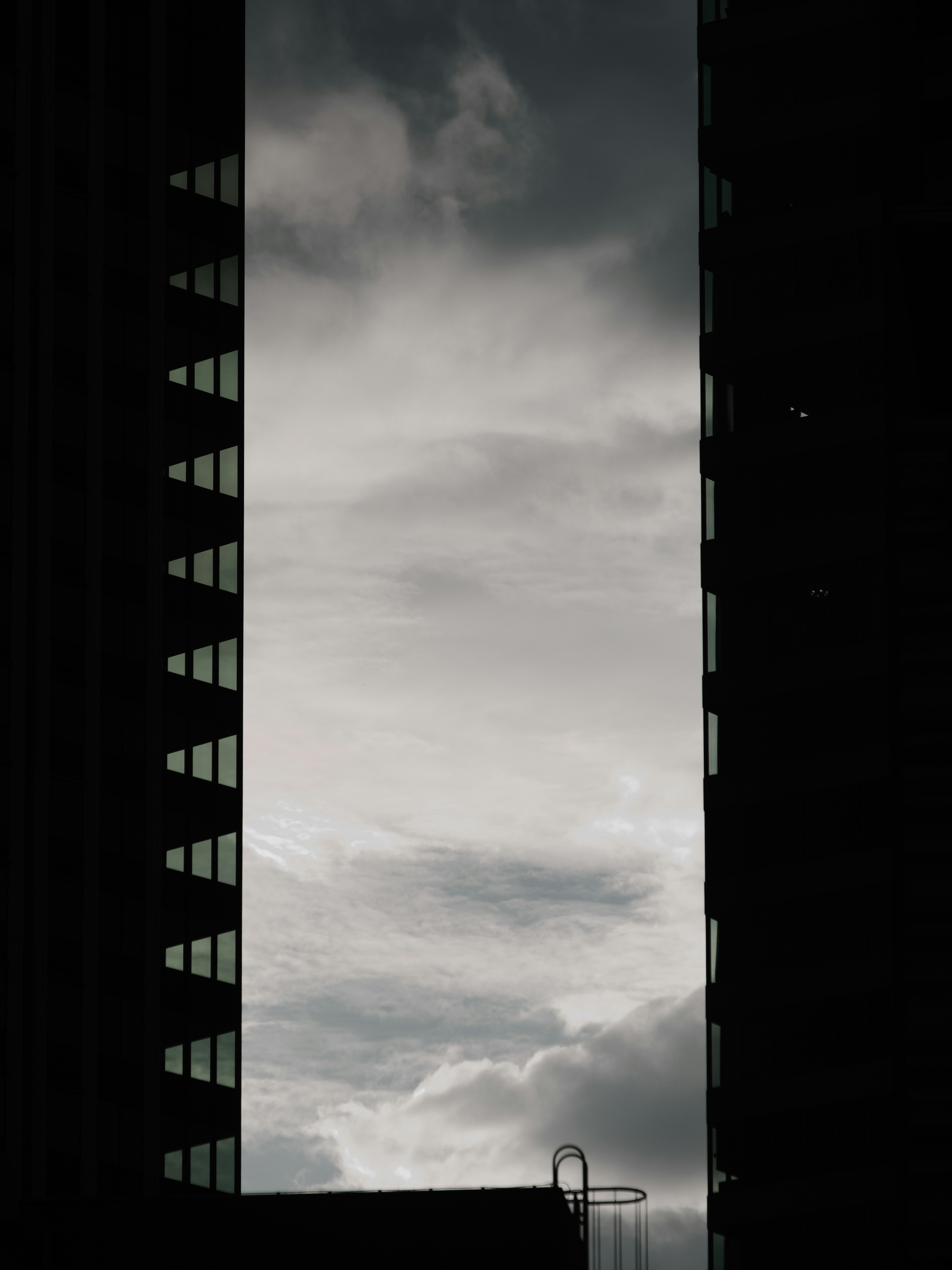 Reflet d'un ciel nuageux entre deux bâtiments