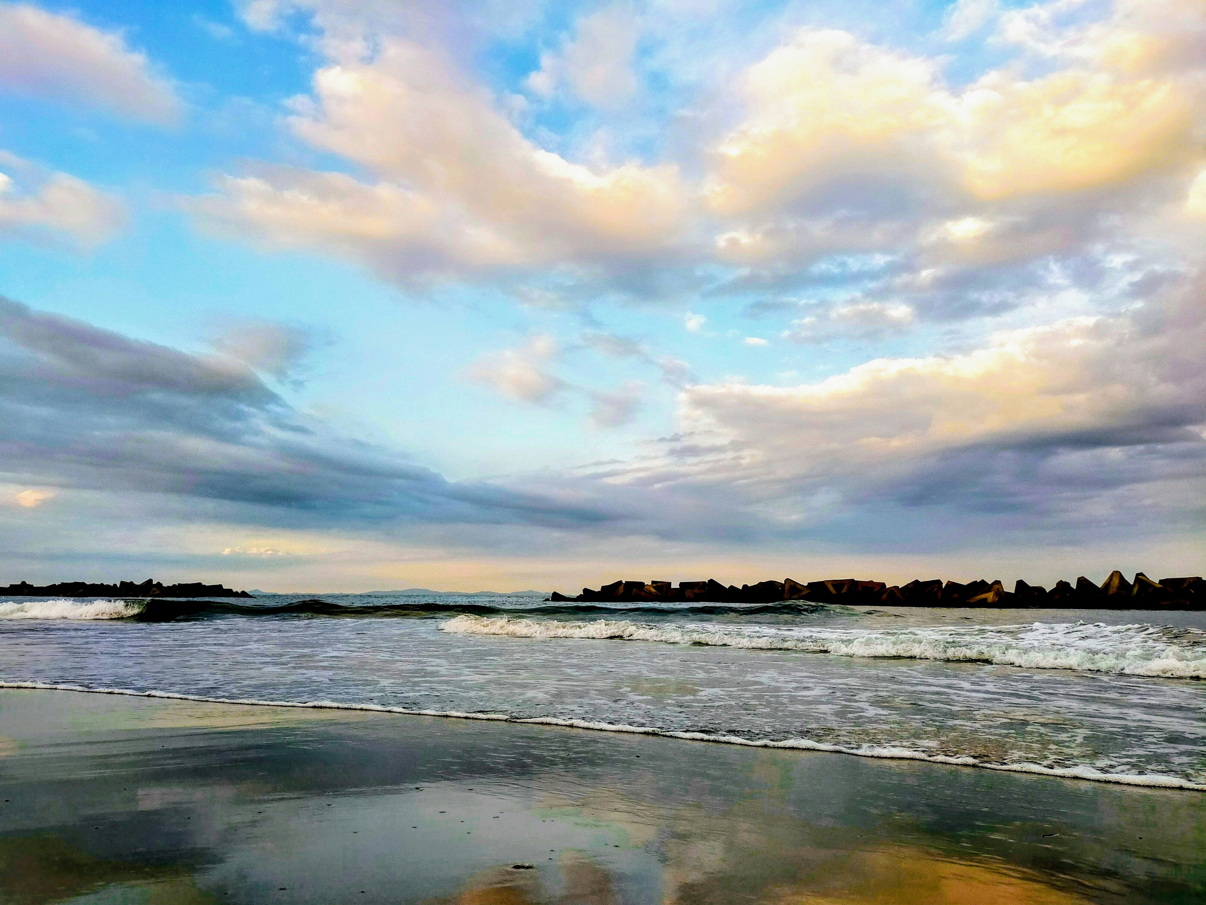 Bellissimo paesaggio marino con cielo blu e nuvole soffici