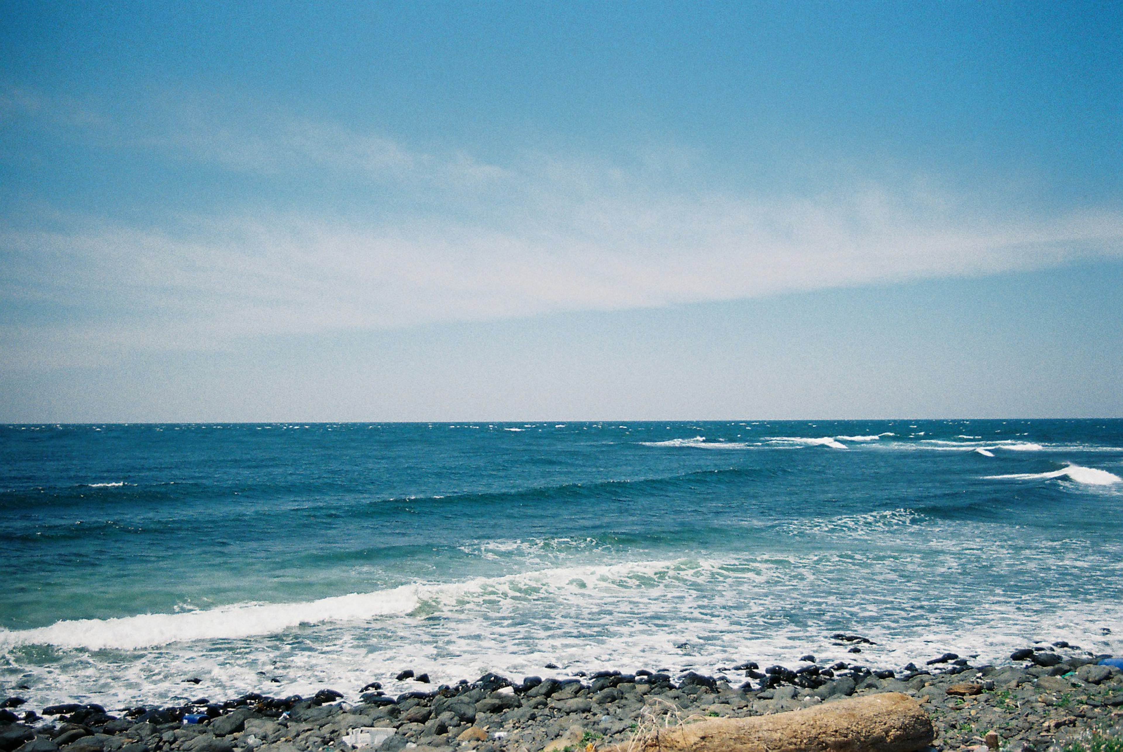 Paesaggio costiero con oceano blu e onde bianche