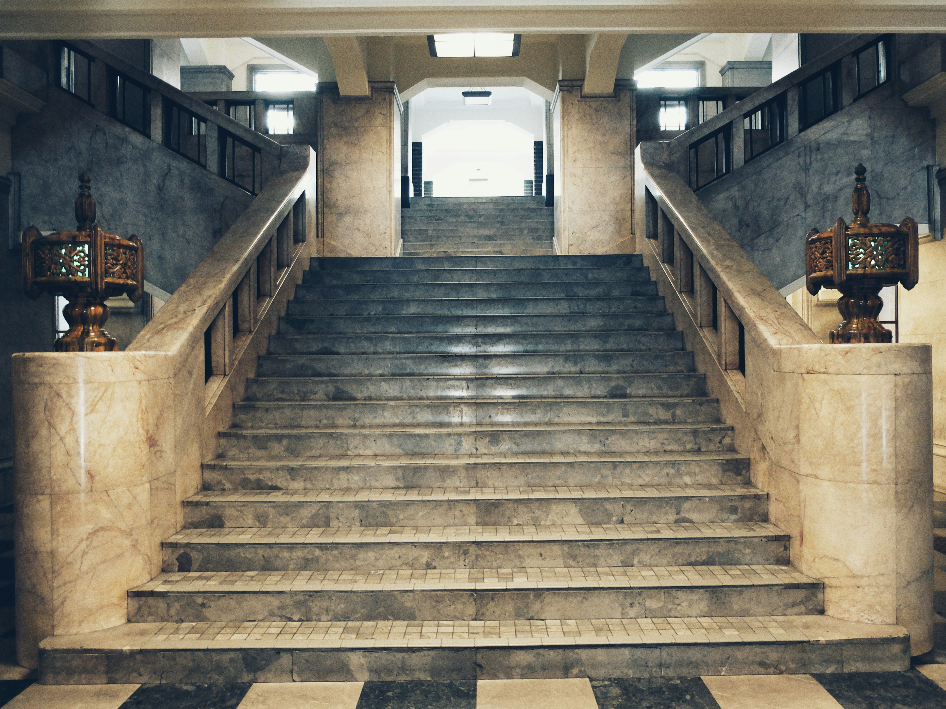 Espace intérieur élégant avec escalier en marbre et lampes décoratives