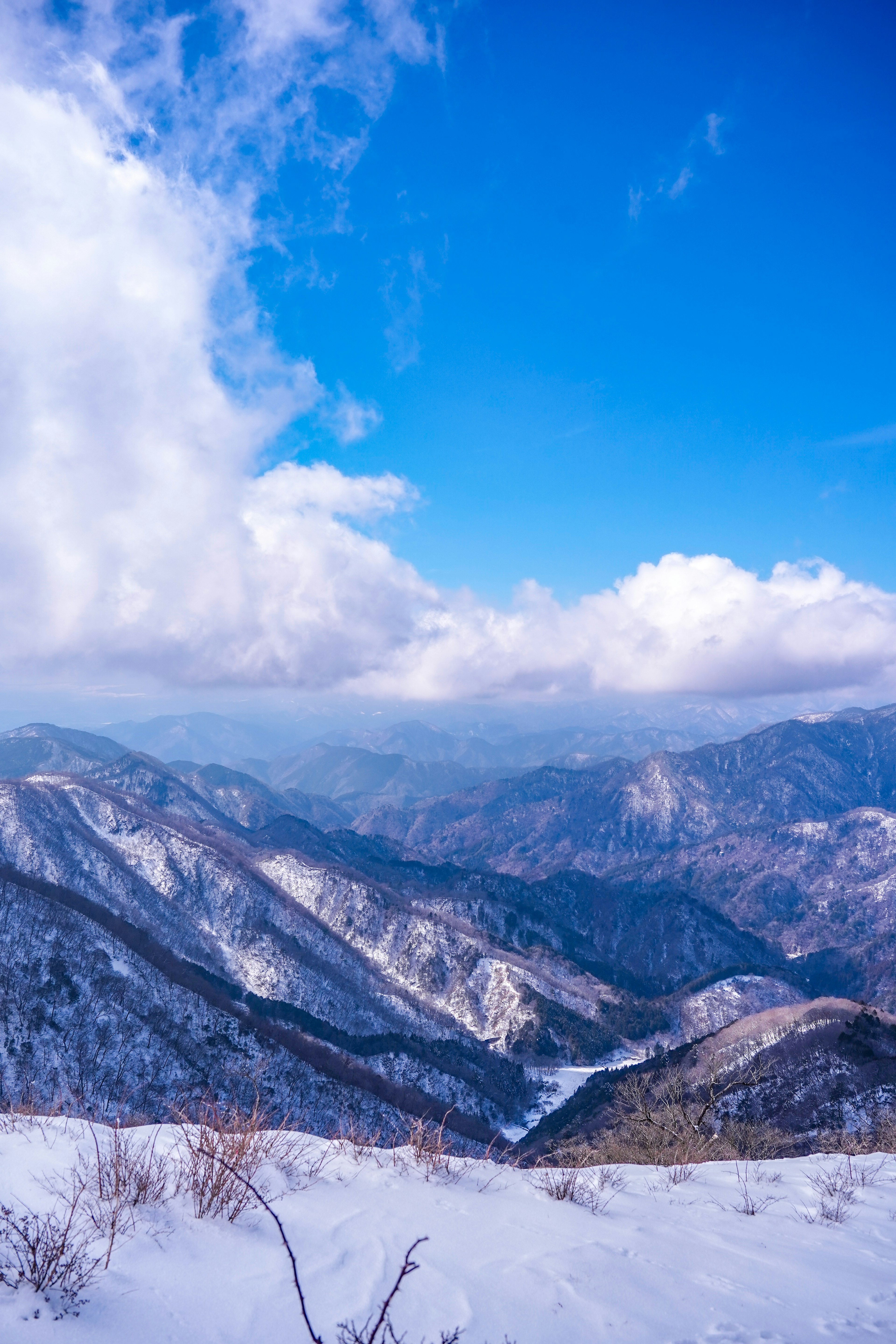 雪に覆われた山々と青い空の風景