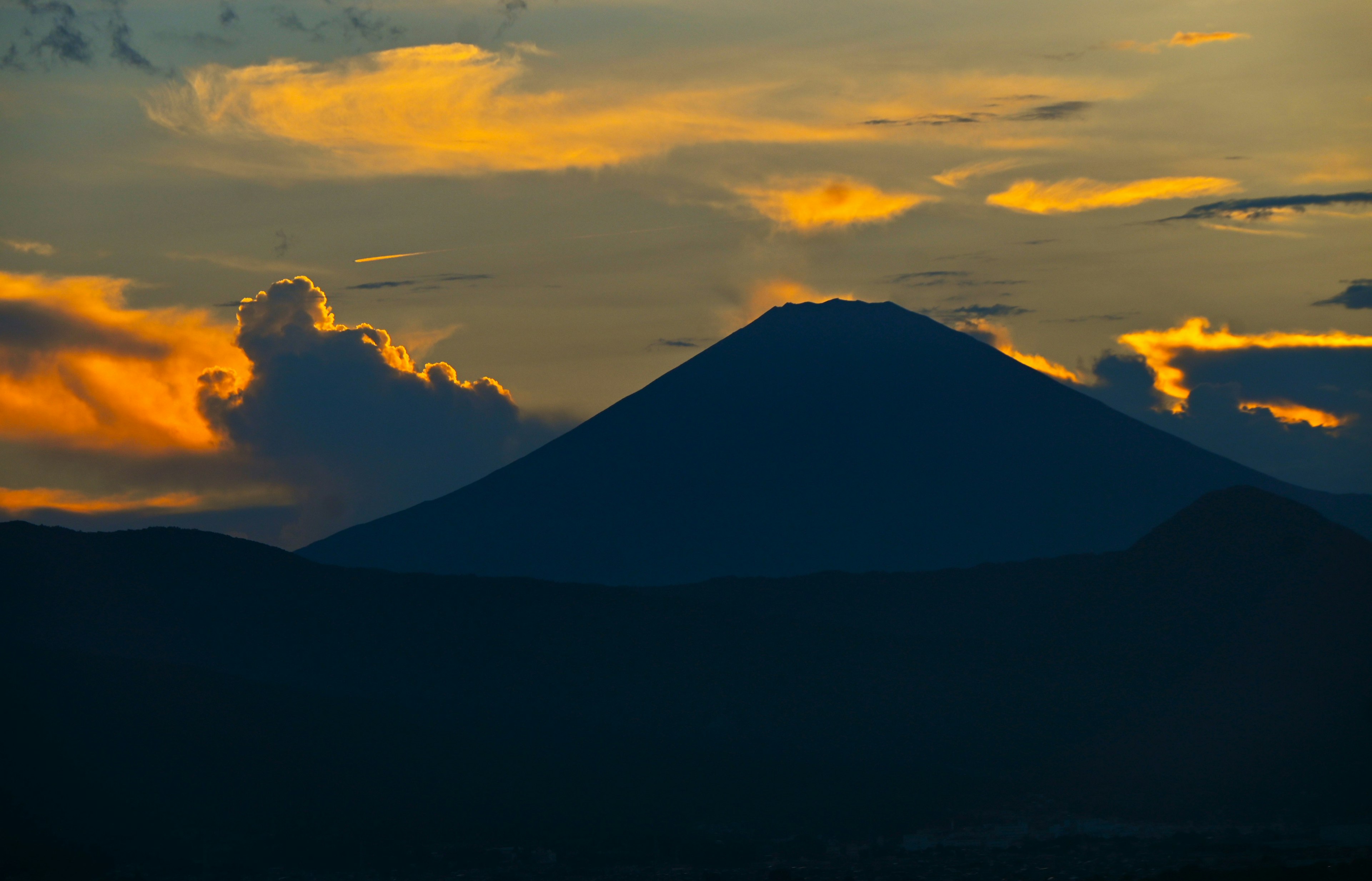 夕焼けに照らされた山のシルエット