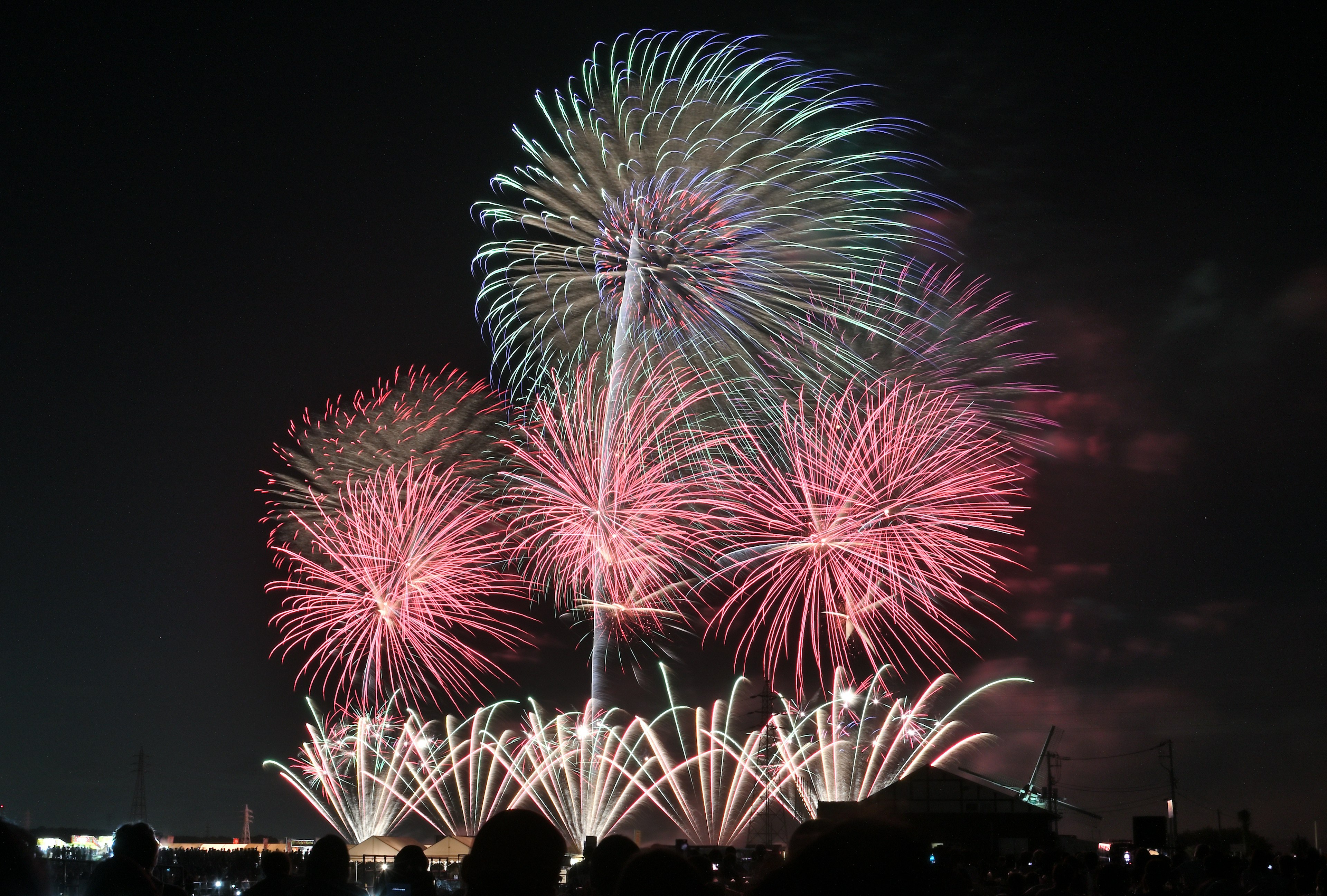 Fuegos artificiales coloridos estallando en el cielo nocturno creando un espectáculo hermoso