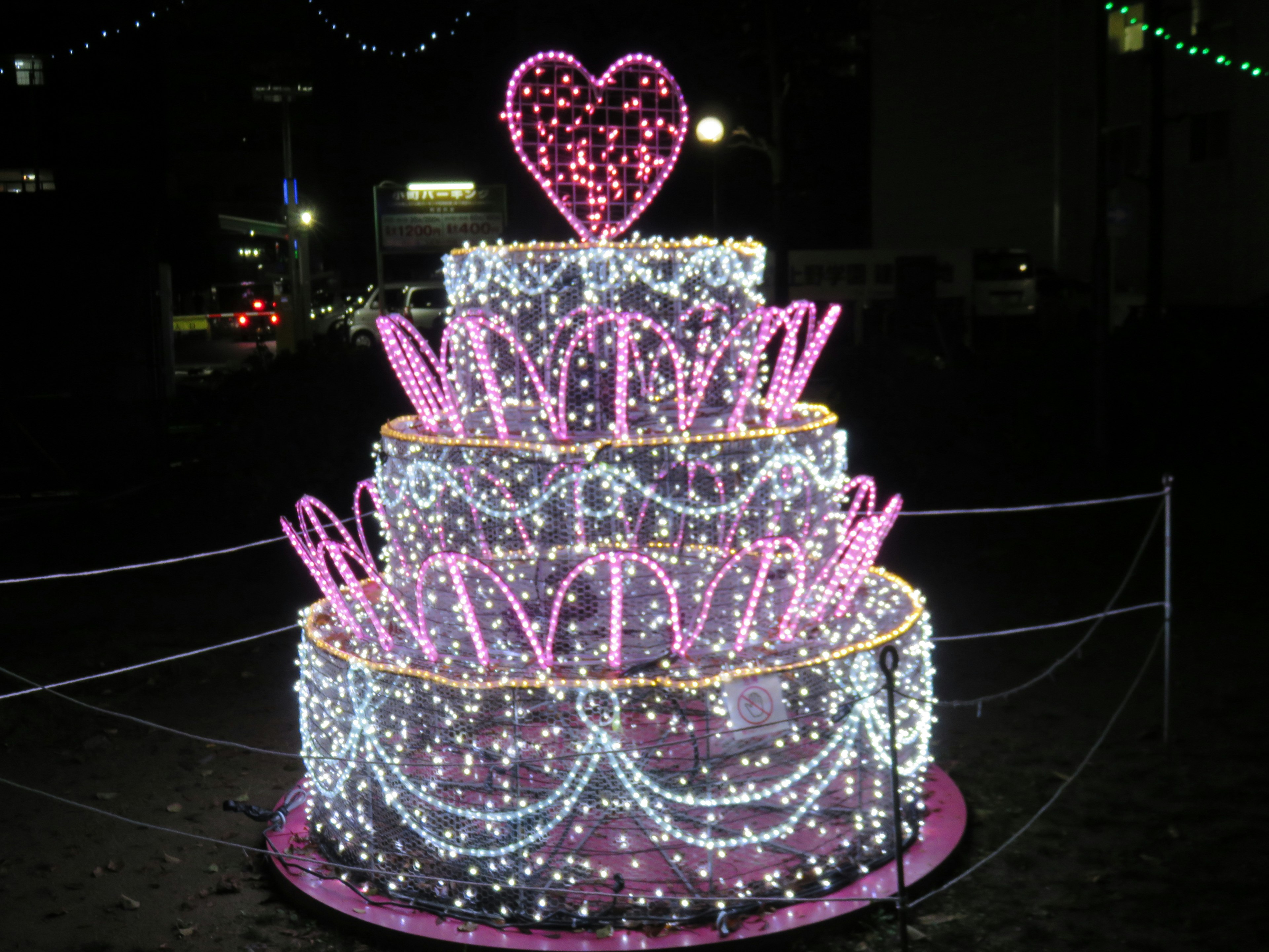 Scultura di torta illuminata con un cuore rosa