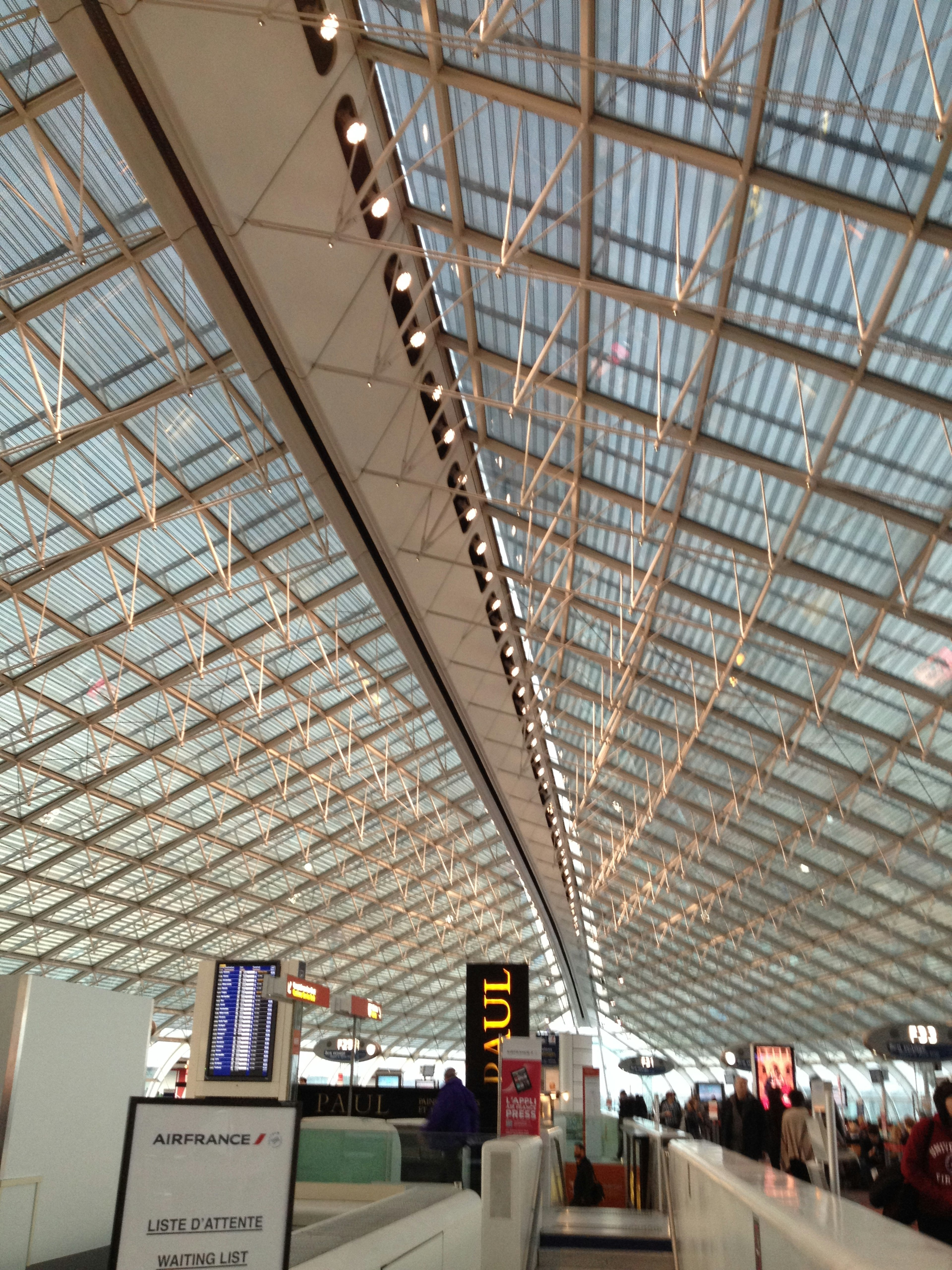 Conception moderne du plafond de l'aéroport avec un éclairage brillant